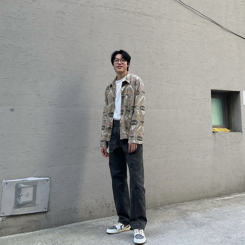 Jordan 1 x Travis Scott Retro Low OG SP Sail and Ridgerock 착용 스타일 - 2