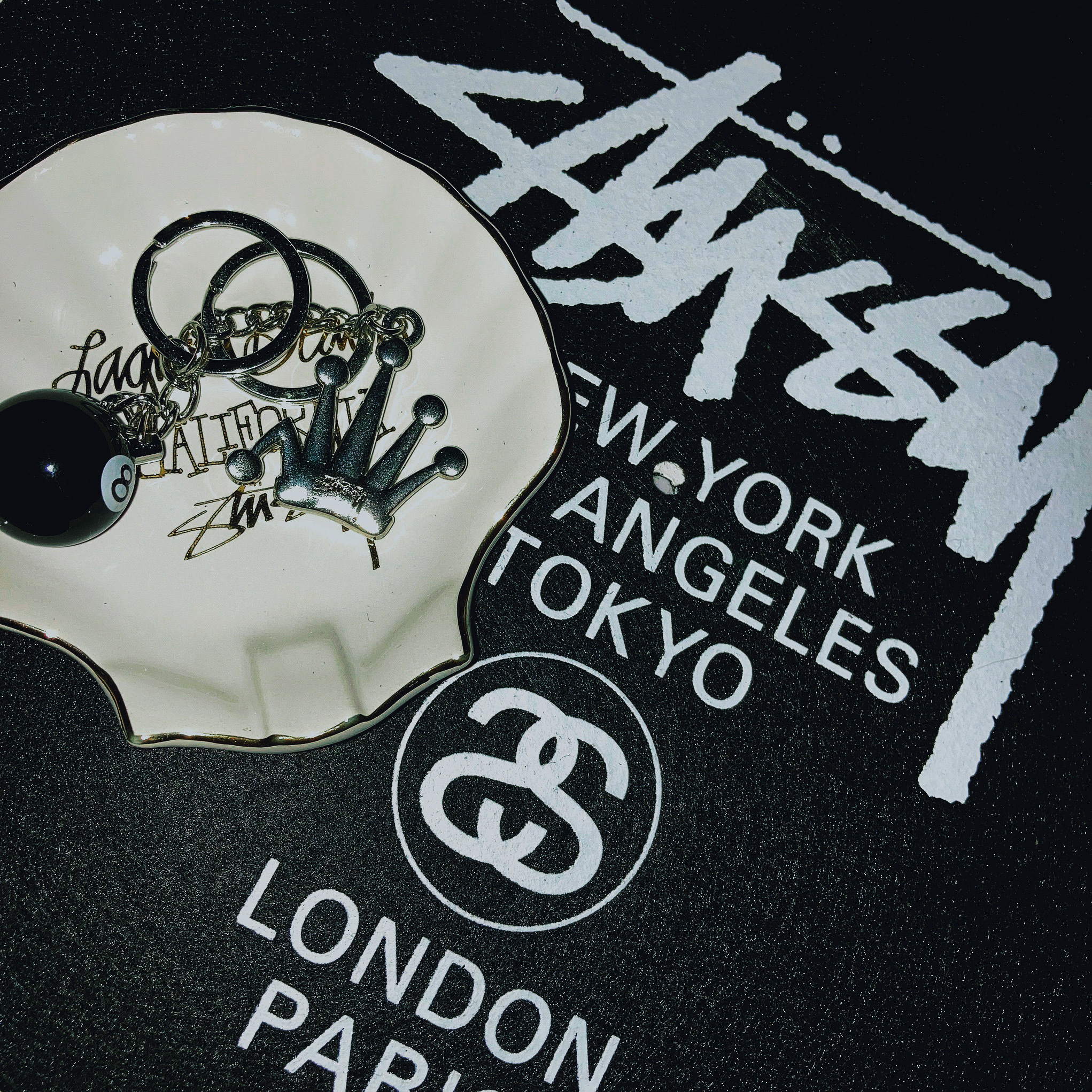 Stussy 8 Ball Keychain Black, Stussy Ceramic Seashell Ashtray White 착용 스타일