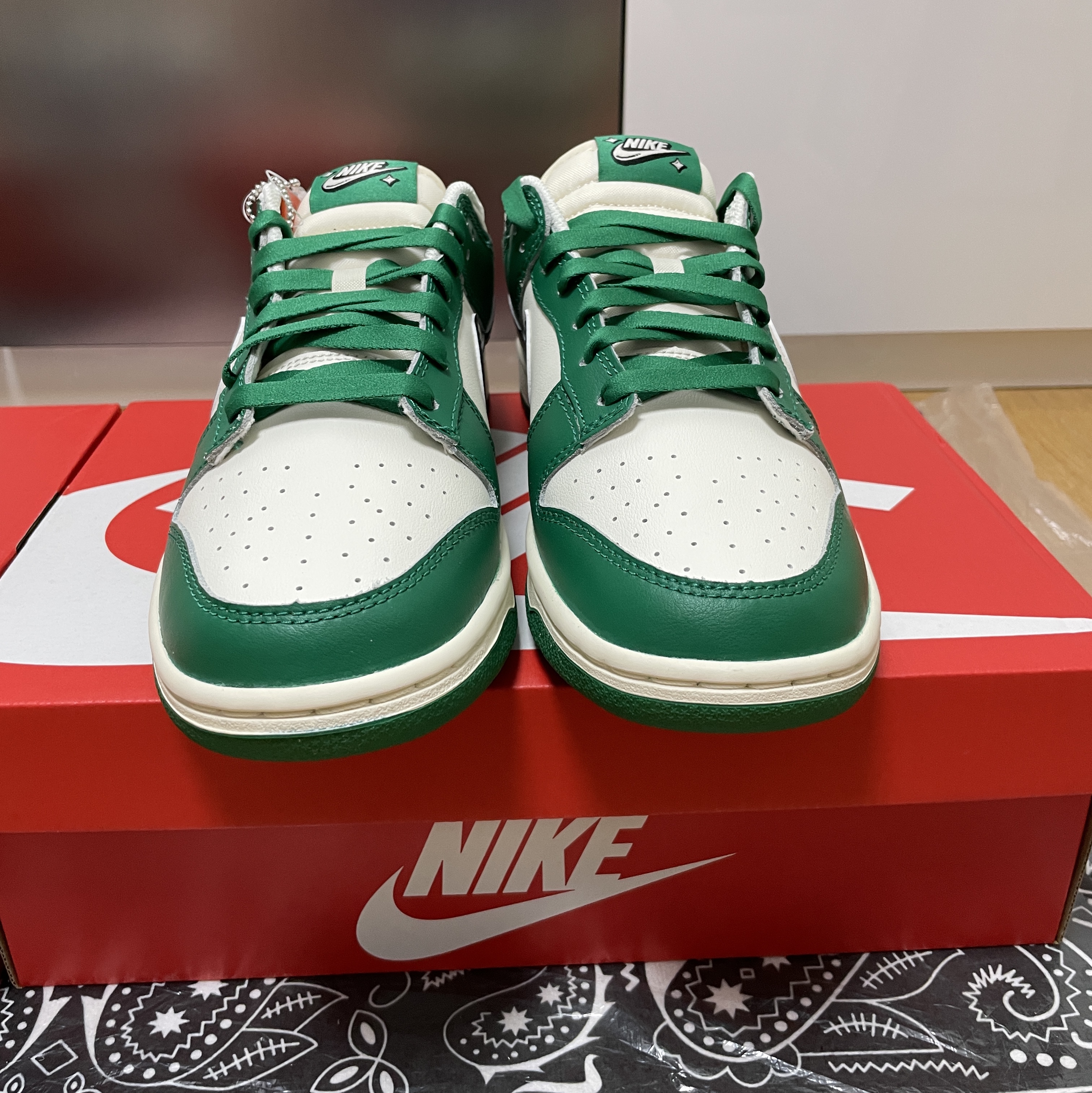 Nike Dunk Low Retro SE Jackpot Grey Fog, Nike Dunk Low Retro SE Jackpot Malachite 착용 스타일 - 2