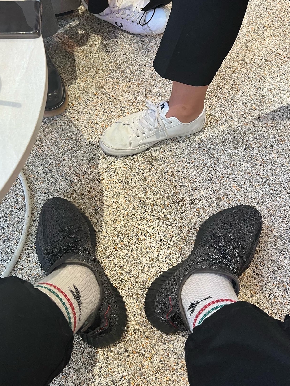 Adidas Yeezy Boost 350 V2 Black - Non-Reflective 착용 스타일 - 1
