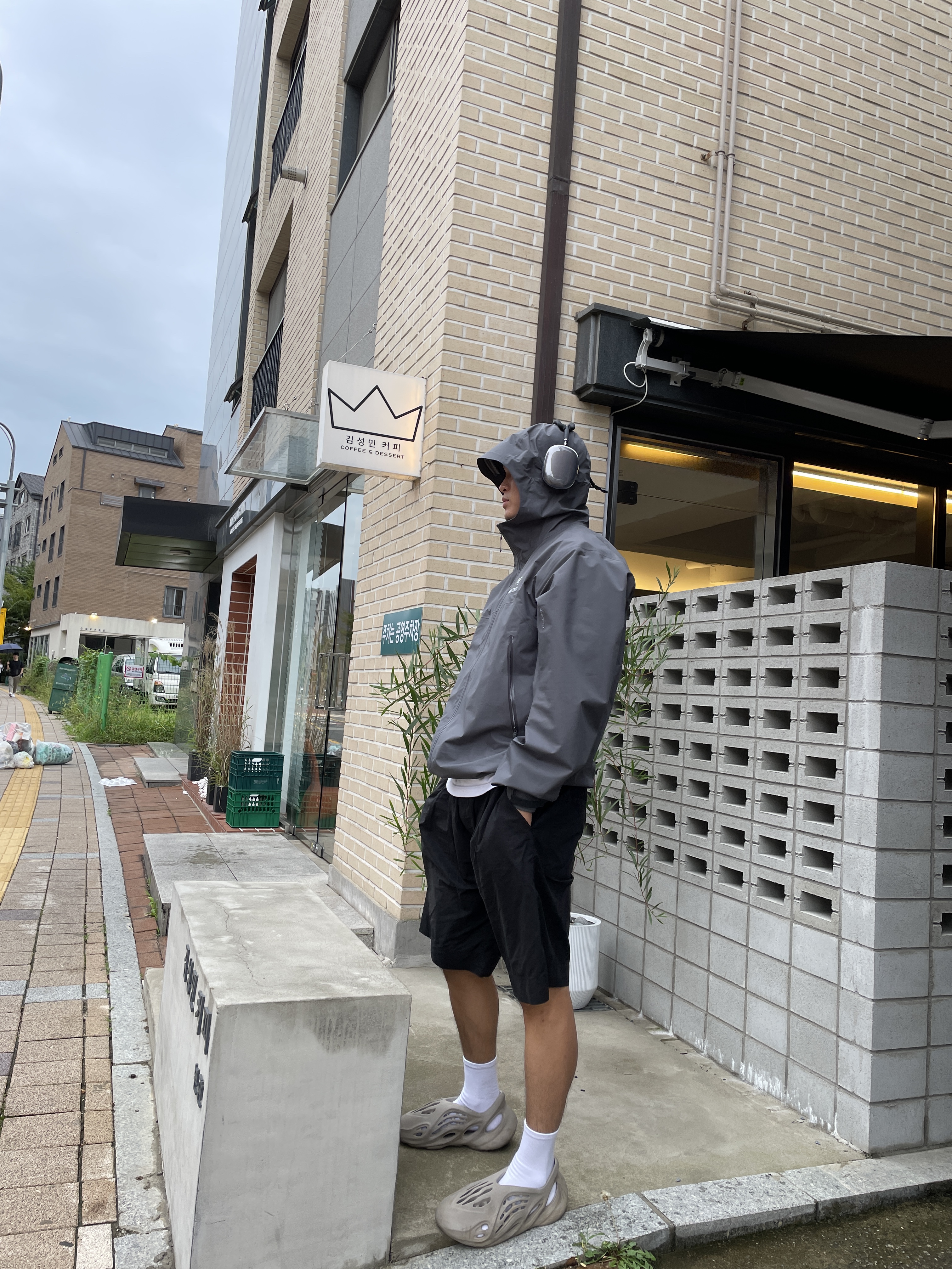 Arc'teryx Beta Jacket Cloud, Apple AirPods Max Lightning Space Gray (Korean Ver.) 착용 스타일