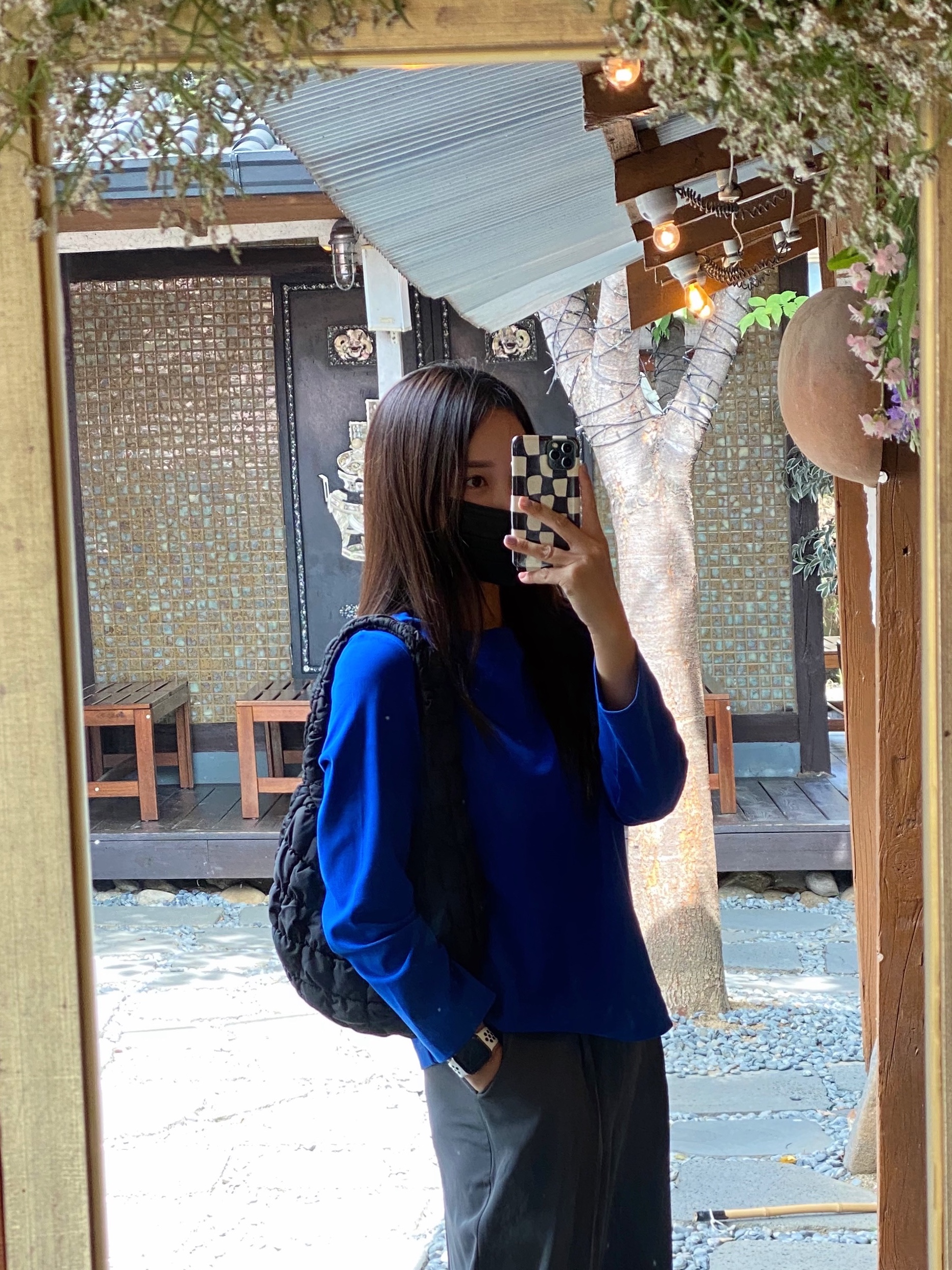 COS Quilted Mini Bag Black, Nike x Sacai VaporWaffle Royal Fuchsia 착용 스타일 - 3