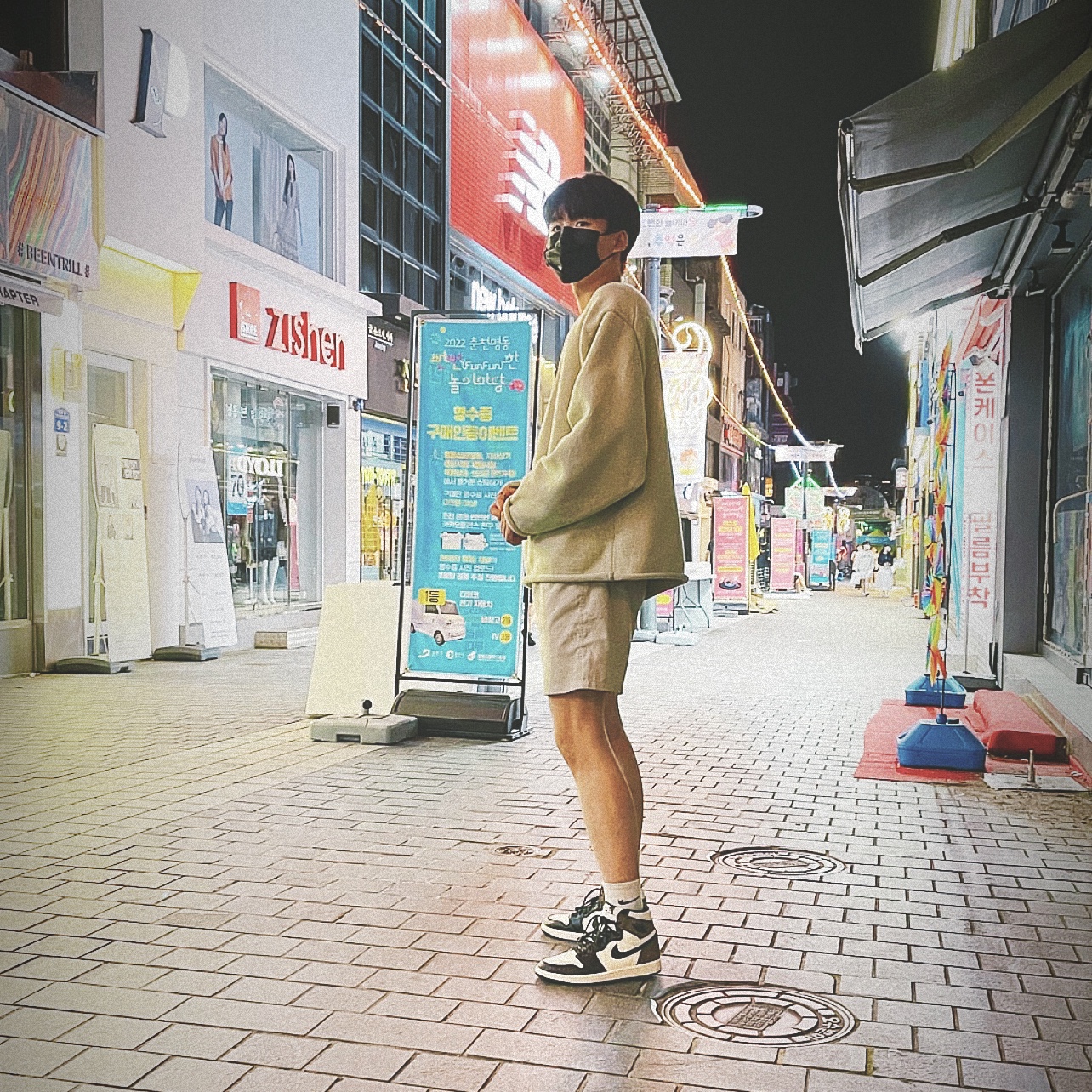 Jordan 1 Retro High OG Black Mocha, Essentials 1977 Raw Edge Sweater Wheat - 22SS 착용 스타일