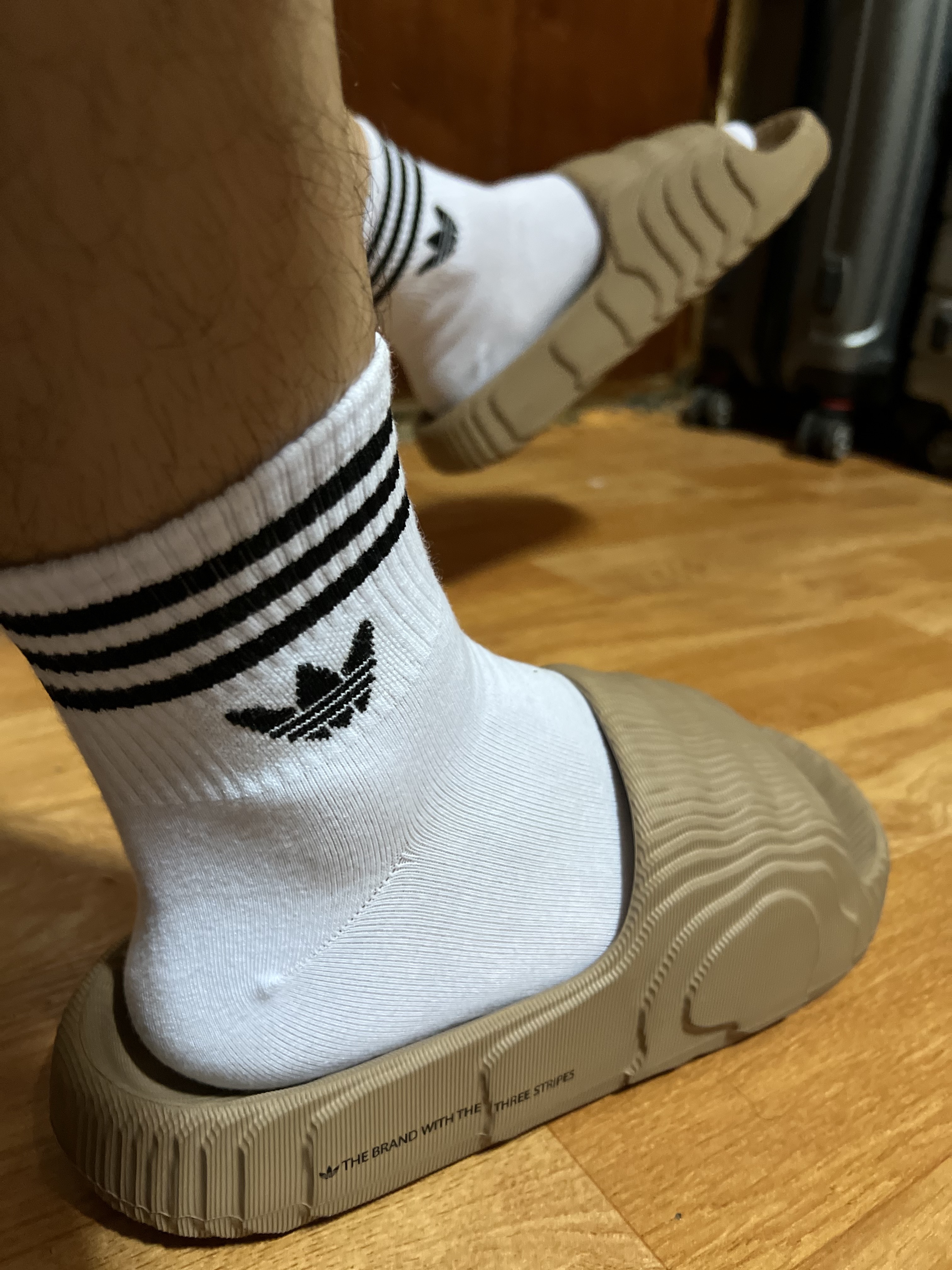 Adidas Adilette 22 Cardboard 착용 스타일 - 1