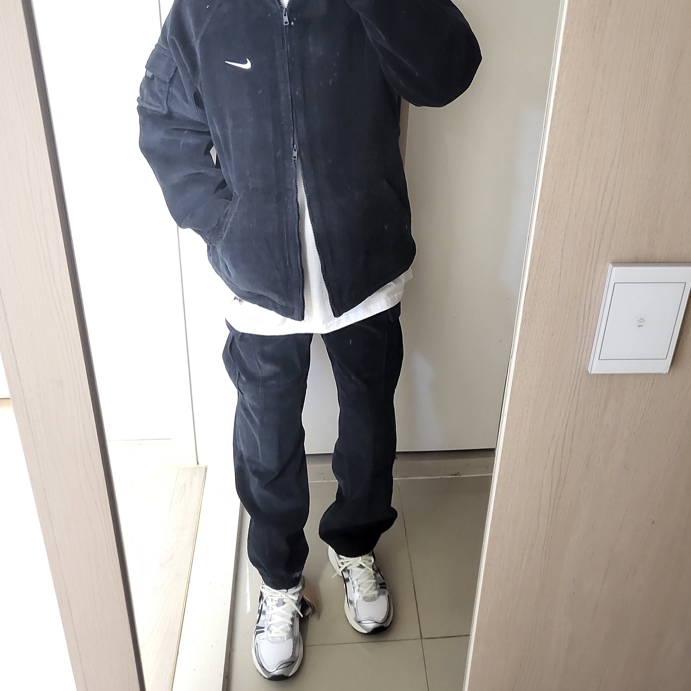 Essentials The Core Collection Sweatshorts Light Oatmeal, Yeezy Gap Engineered By Balenciaga Dove Long Sleeve T-Shirt Washed Black 착용 스타일 - 3