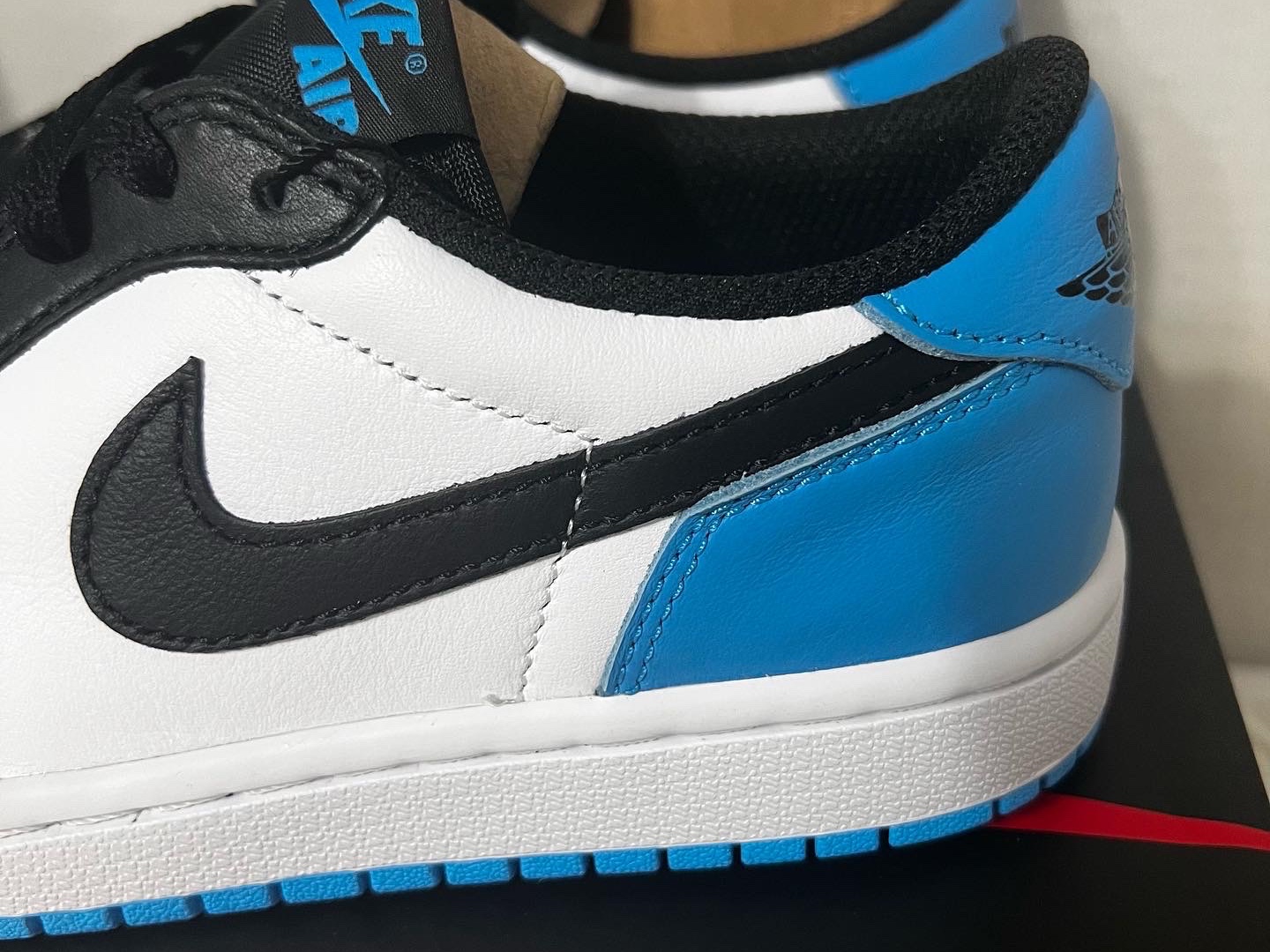 (W) Jordan 1 Retro Low OG Black and Dark Powder Blue 착용 스타일 - 4