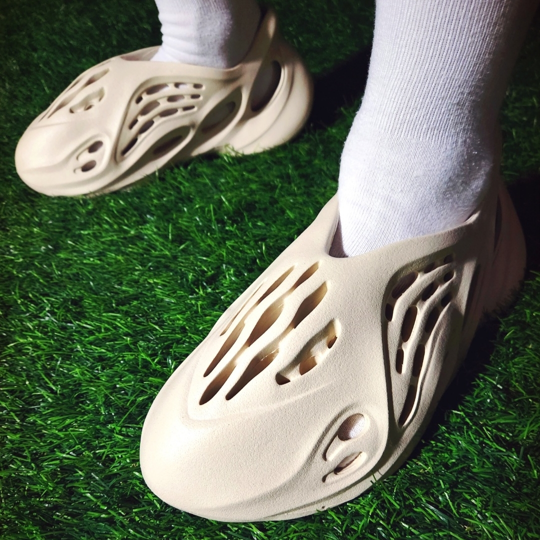 Adidas Yeezy Foam RNNR Sand 착용 스타일 - 5