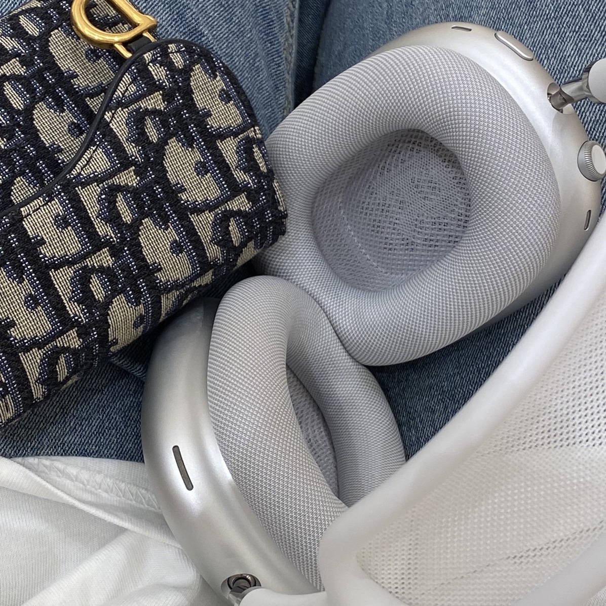Apple AirPods Max Lightning Silver (Korean Ver.), Dior Saddle Flap Card Holder Blue Dior Oblique Jacquard 착용 스타일 - 2
