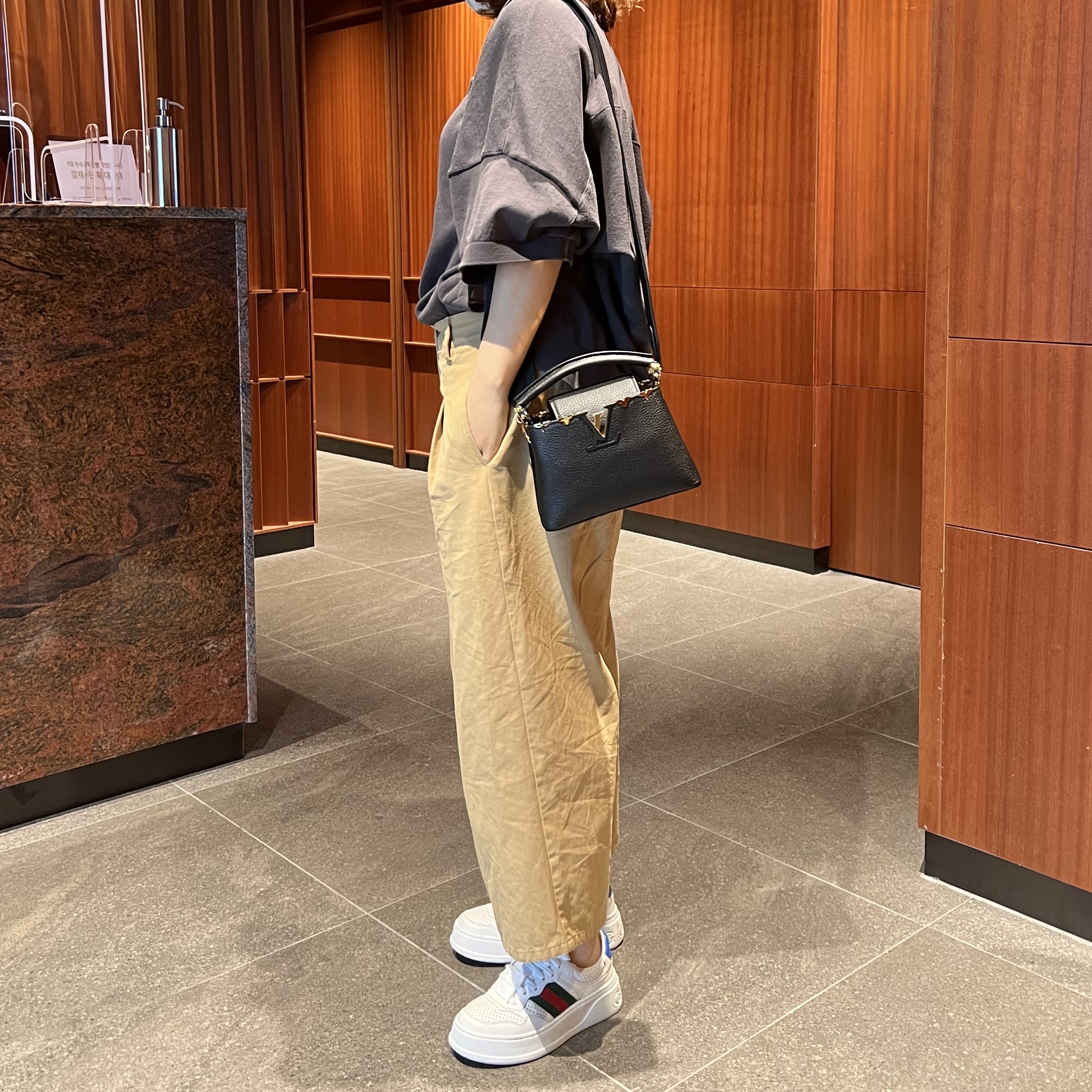 Louis Vuitton Capucines Mini Black, (W) Gucci Sneakers in Leather with Web White 착용 스타일 - 1