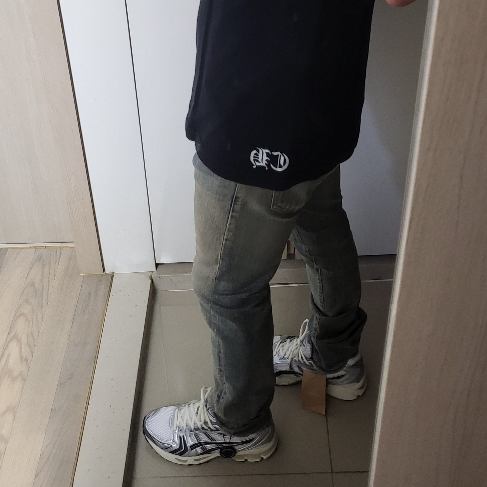 Essentials The Core Collection Sweatshorts Light Oatmeal, Yeezy Gap Engineered By Balenciaga Dove Long Sleeve T-Shirt Washed Black 착용 스타일 - 5