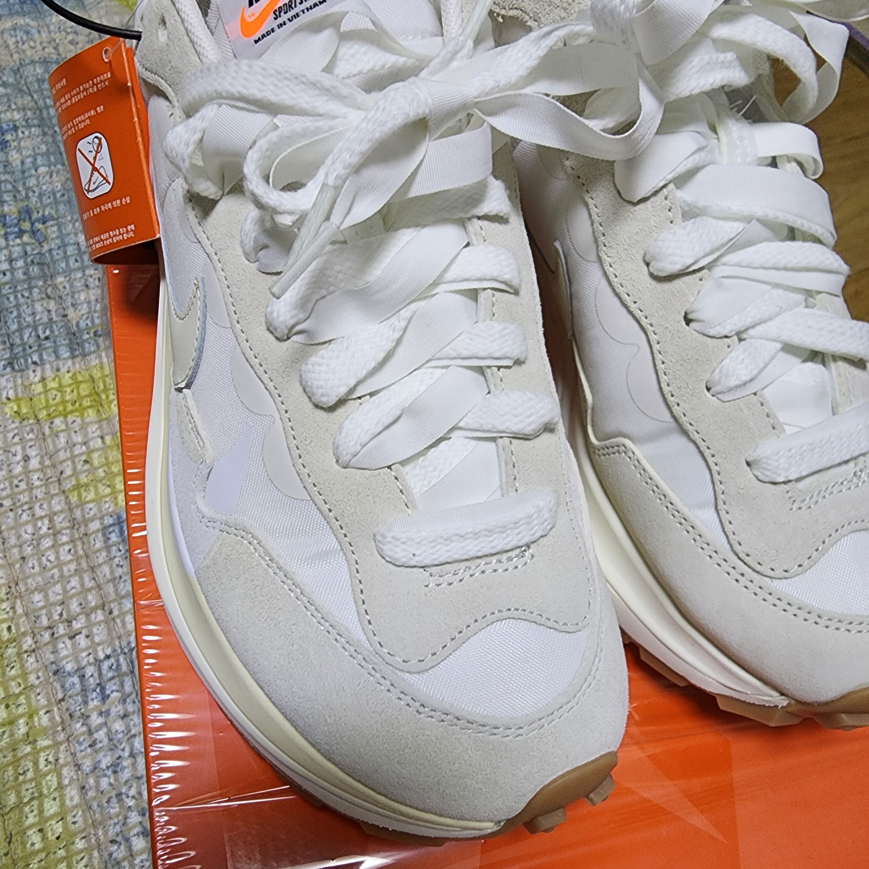 Nike x Sacai VaporWaffle White and Gum 착용 스타일
