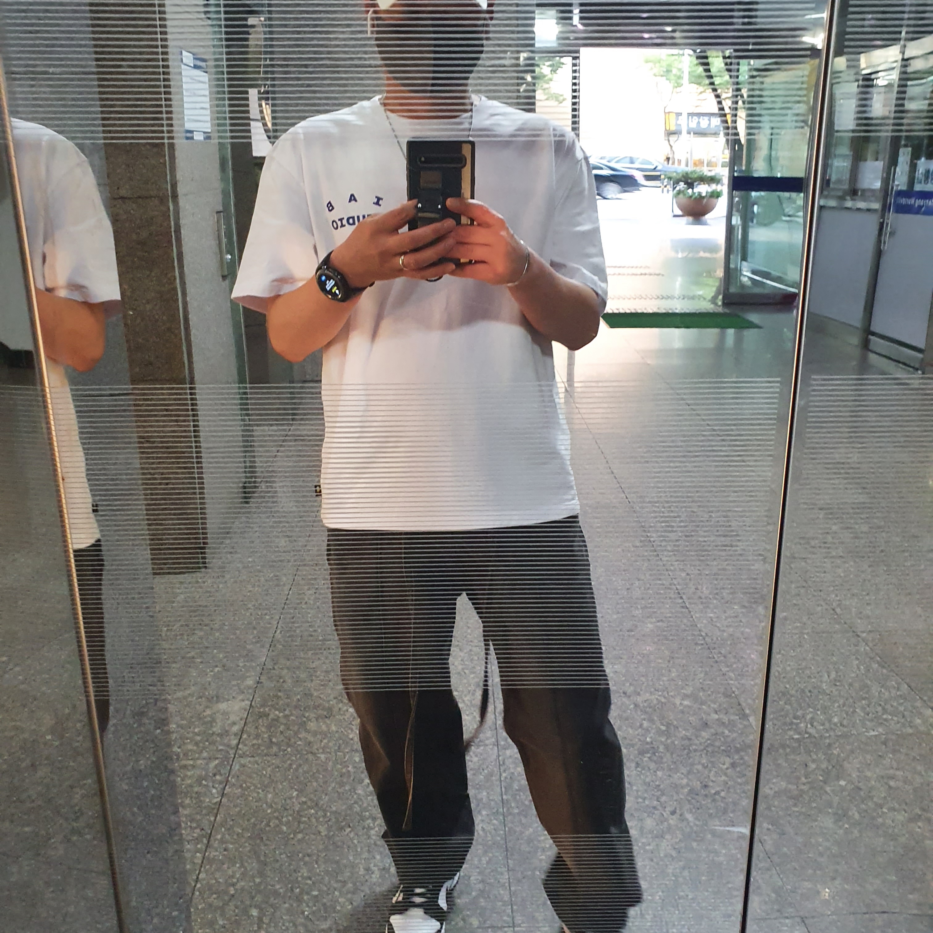 IAB Studio T-Shirt White Navy - 22FW 착용 스타일
