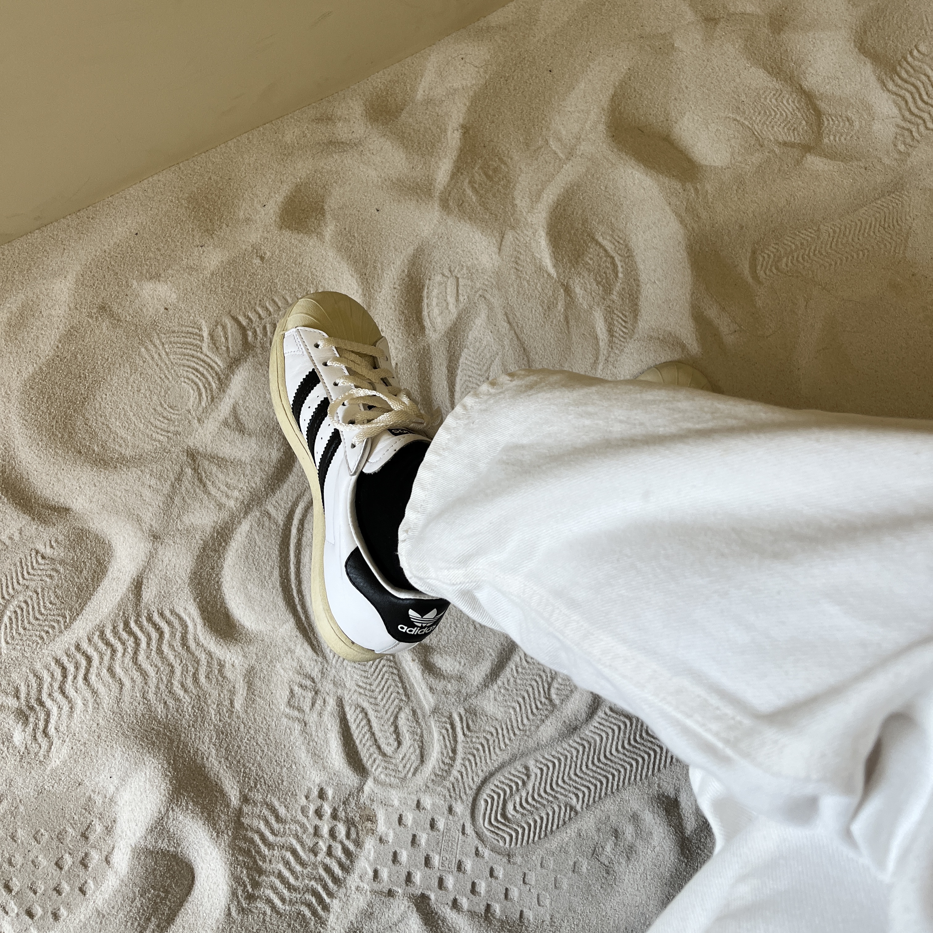 Adidas Superstar Premium White Black 착용 스타일 - 3