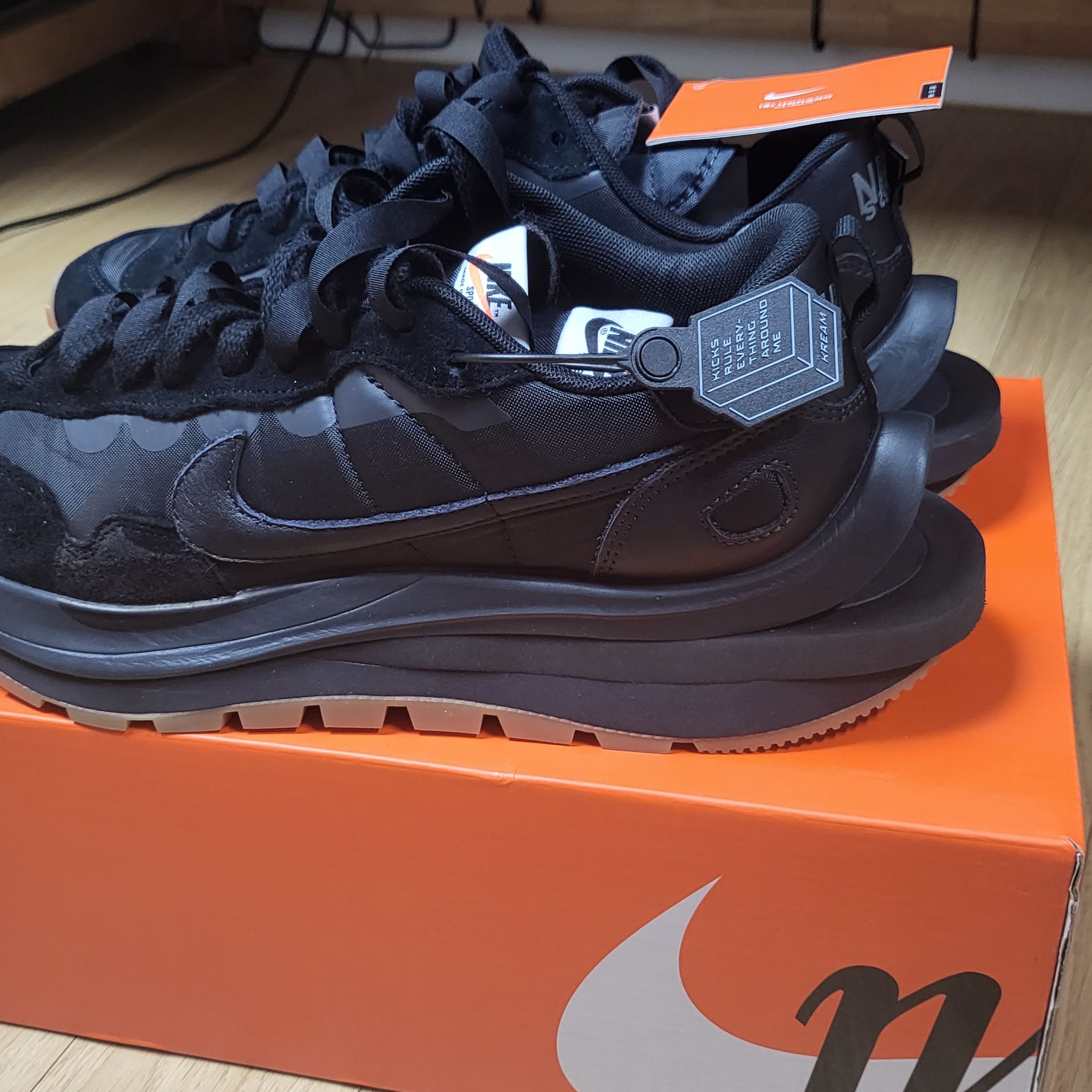 Nike x Sacai VaporWaffle Black and Gum 착용 스타일