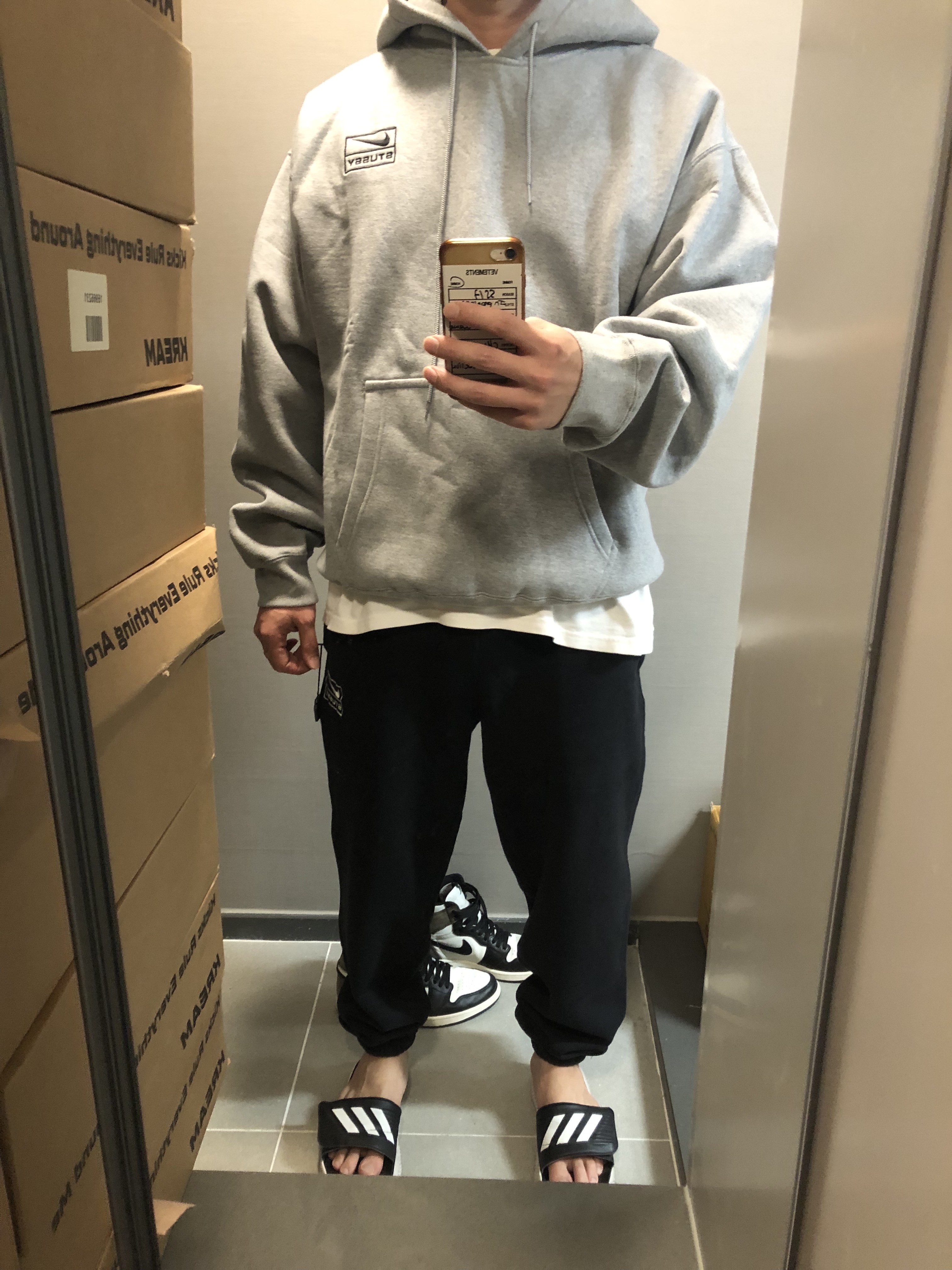 Nike x Stussy NRG RA Pullover Hoodie Dark Grey Heather (DJ9488-063), Nike x Stussy NRG RA Fleece Pants Dark Grey Heather (DJ9490-063) 착용 스타일 - 2
