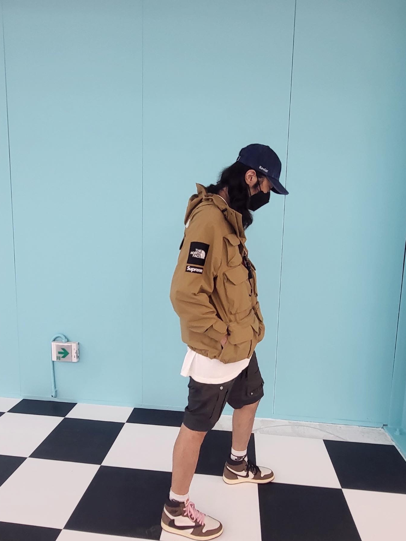 Supreme Kevlar Denim S Logo 6-Panel Indigo - 22SS, Supreme x The North Face Cargo Jacket Gold - 20SS 착용 스타일 - 3