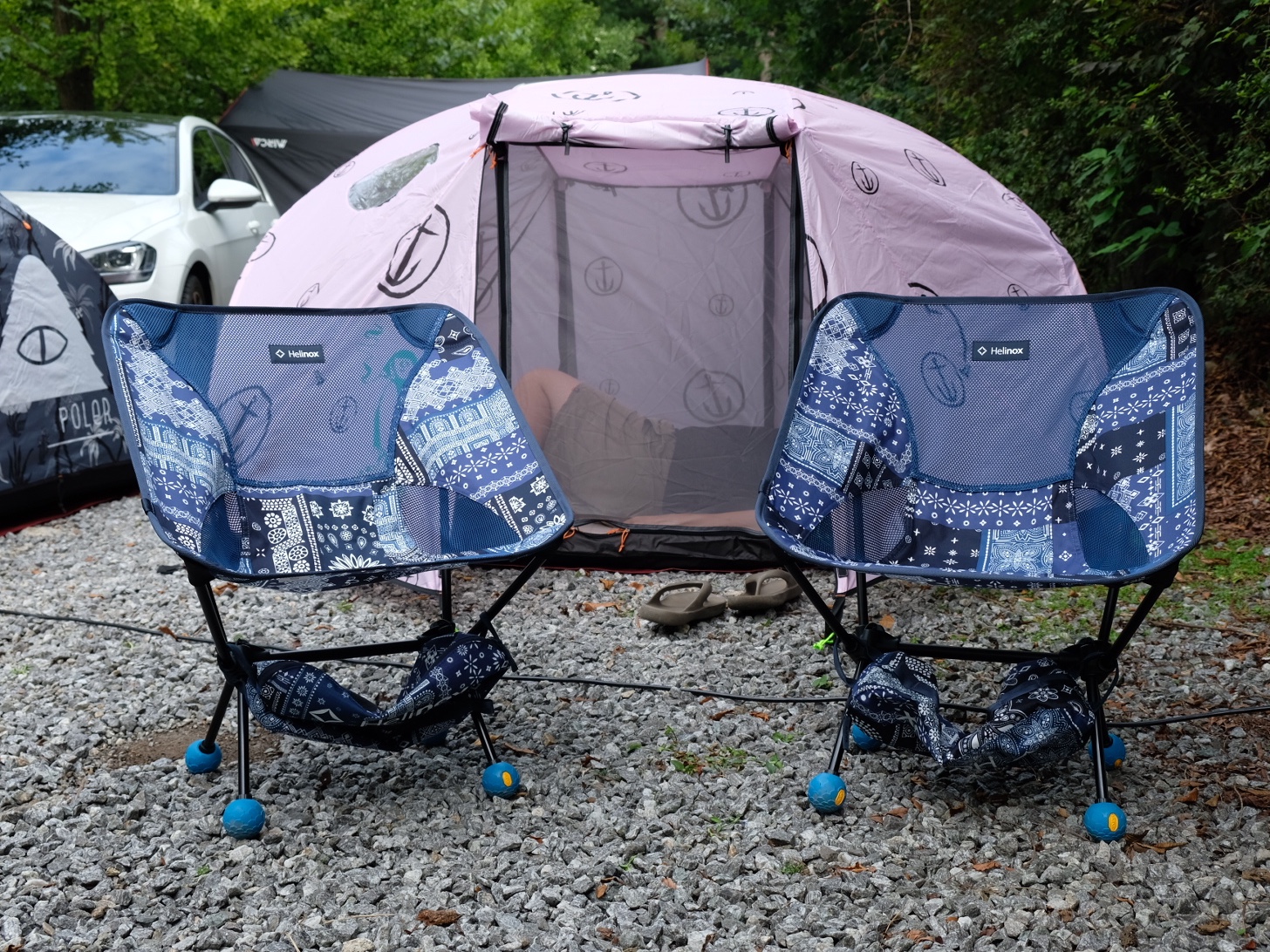 Helinox Chair One Blue Bandanna Quilt, Helinox Savanna Chair Black 착용 스타일 - 1