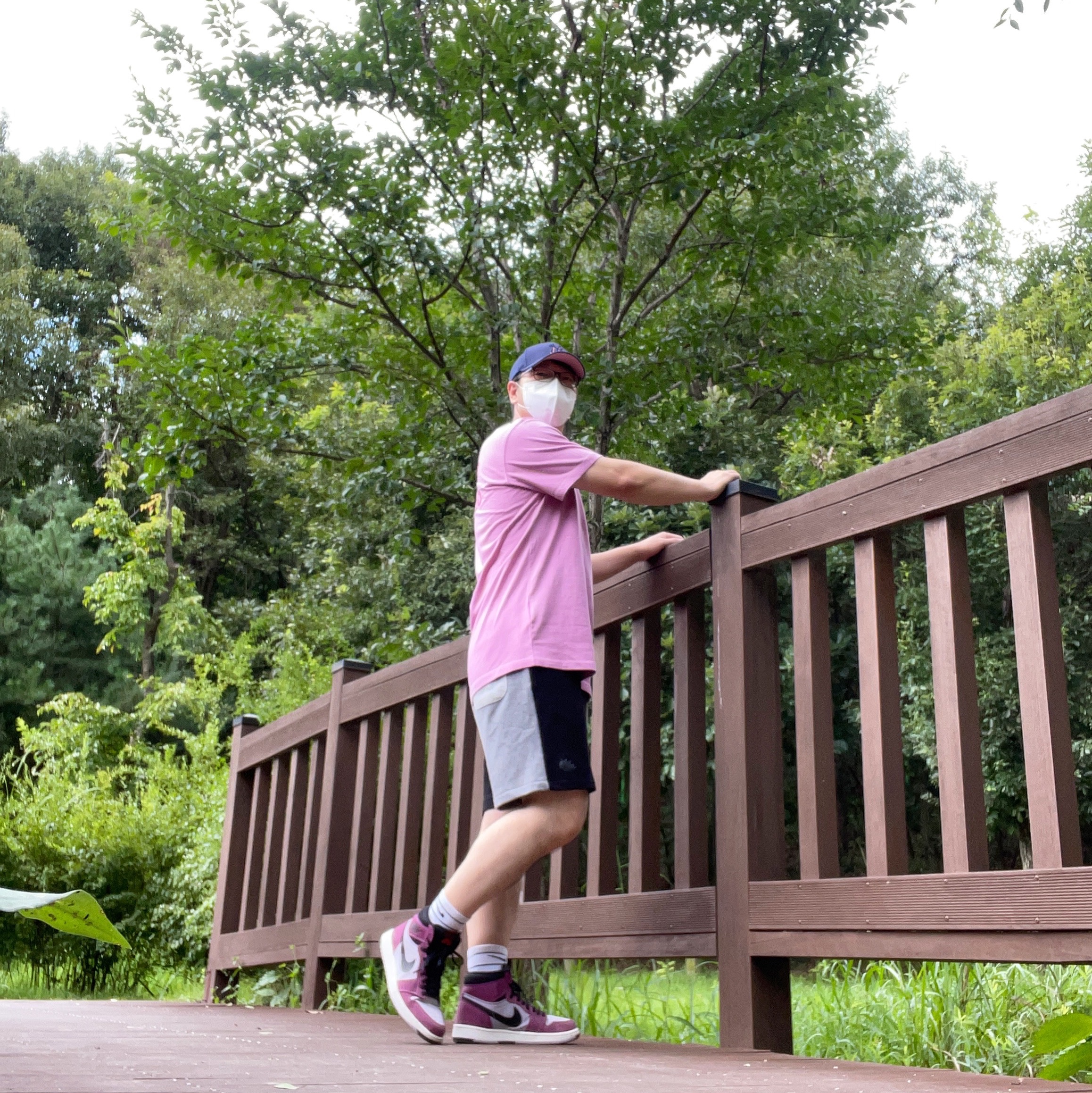 Jordan 1 Element Gore-Tex Berry, IAB Studio Pigment T-Shirt Magenta 착용 스타일 - 2