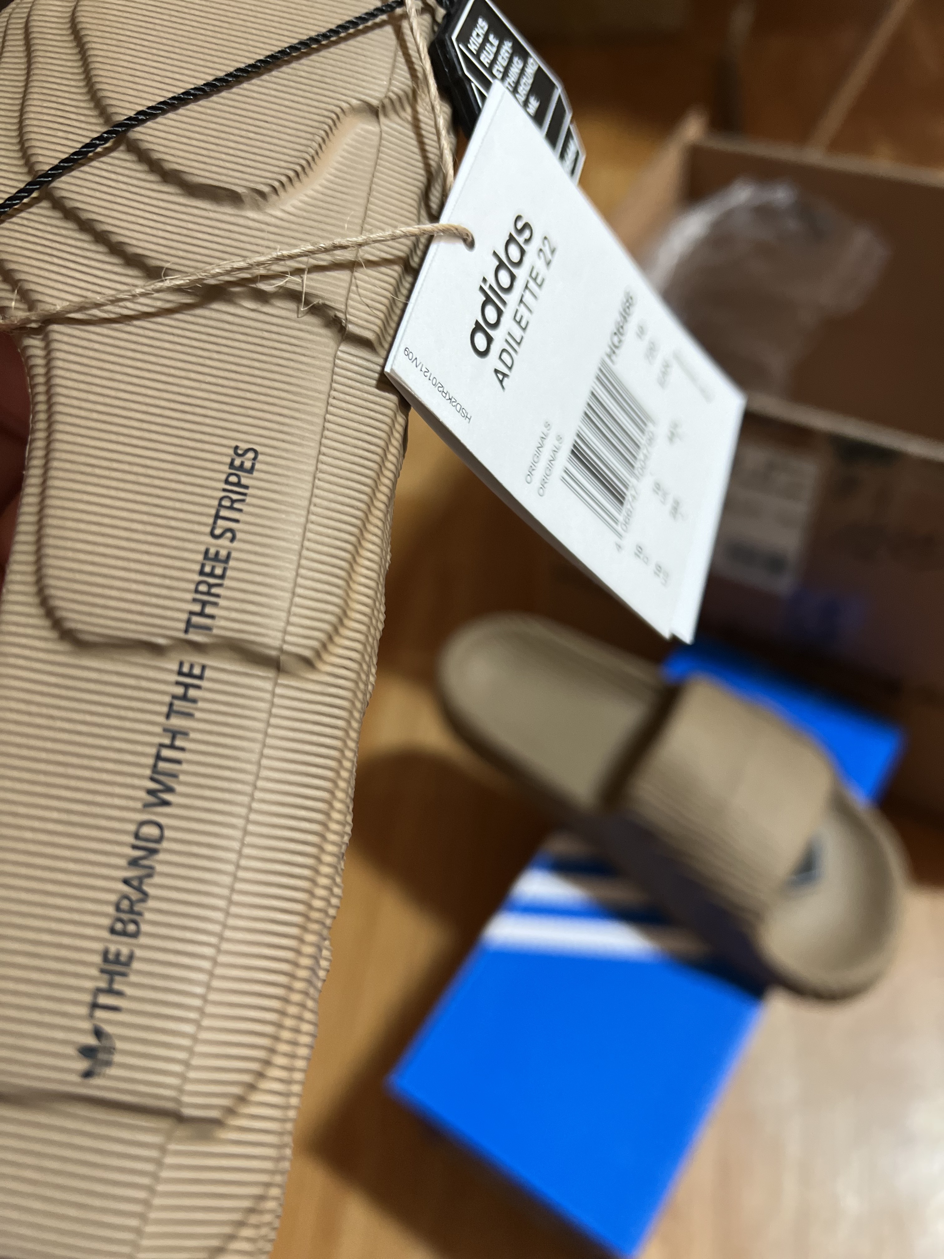 Adidas Adilette 22 Cardboard 착용 스타일 - 3