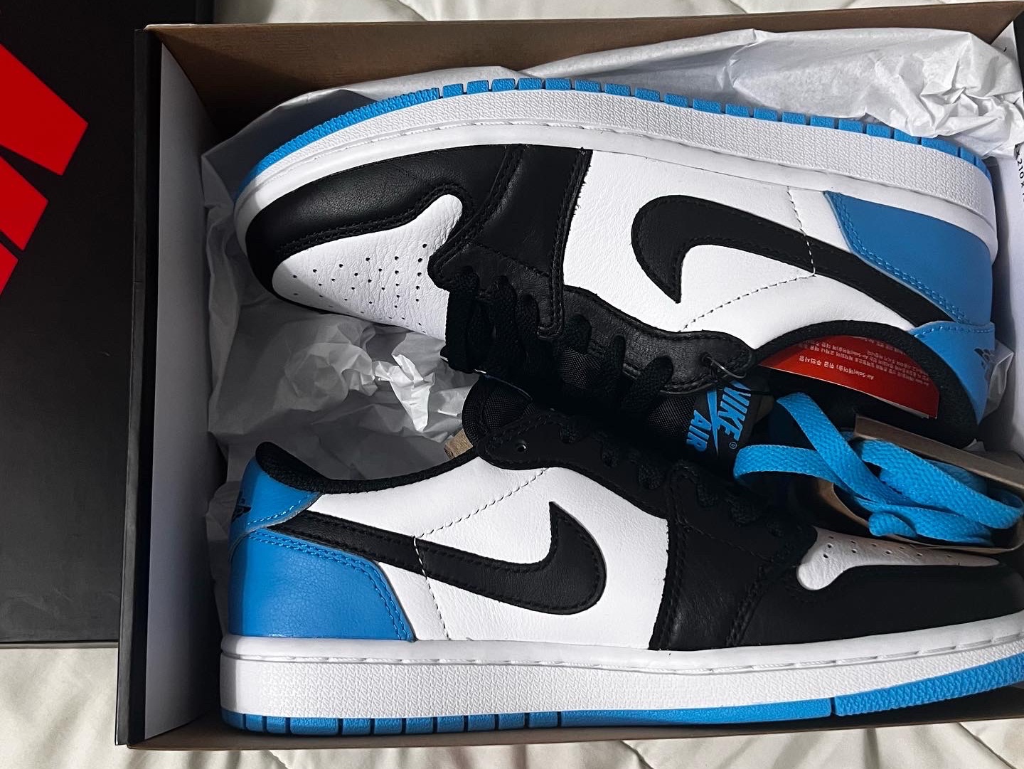 (W) Jordan 1 Retro Low OG Black and Dark Powder Blue 착용 스타일 - 2