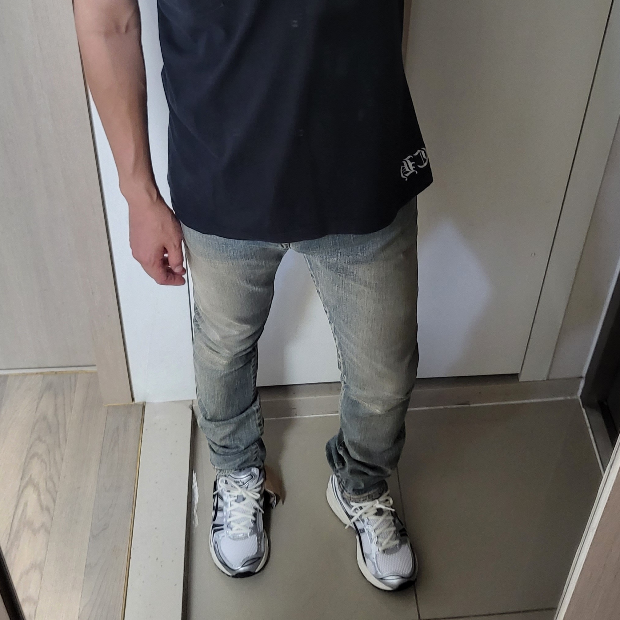 Essentials The Core Collection Sweatshorts Light Oatmeal, Yeezy Gap Engineered By Balenciaga Dove Long Sleeve T-Shirt Washed Black 착용 스타일 - 4