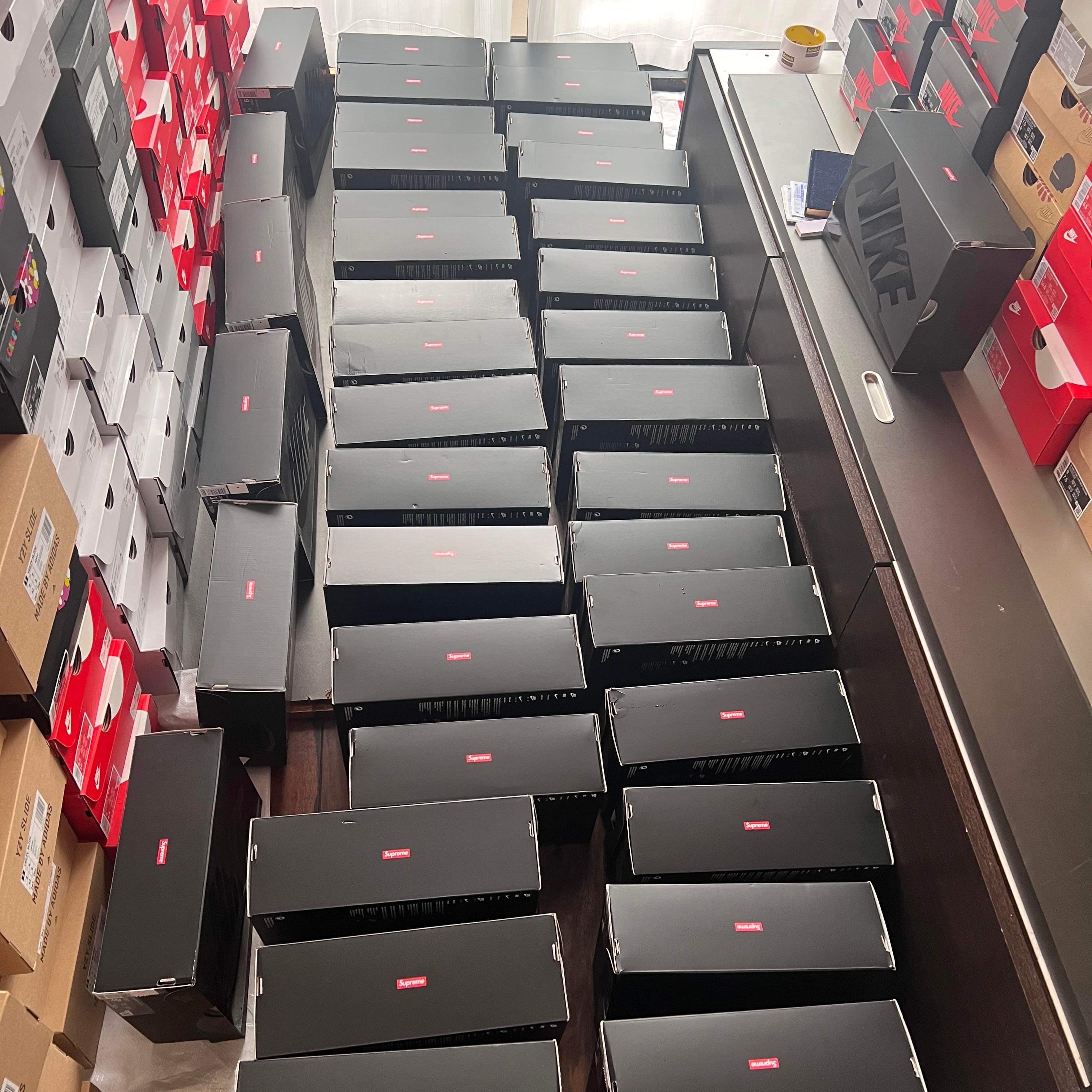 Nike x Supreme Air Force 1 Low Black, Nike x Supreme Air Force 1 Low Flax 착용 스타일 - 2