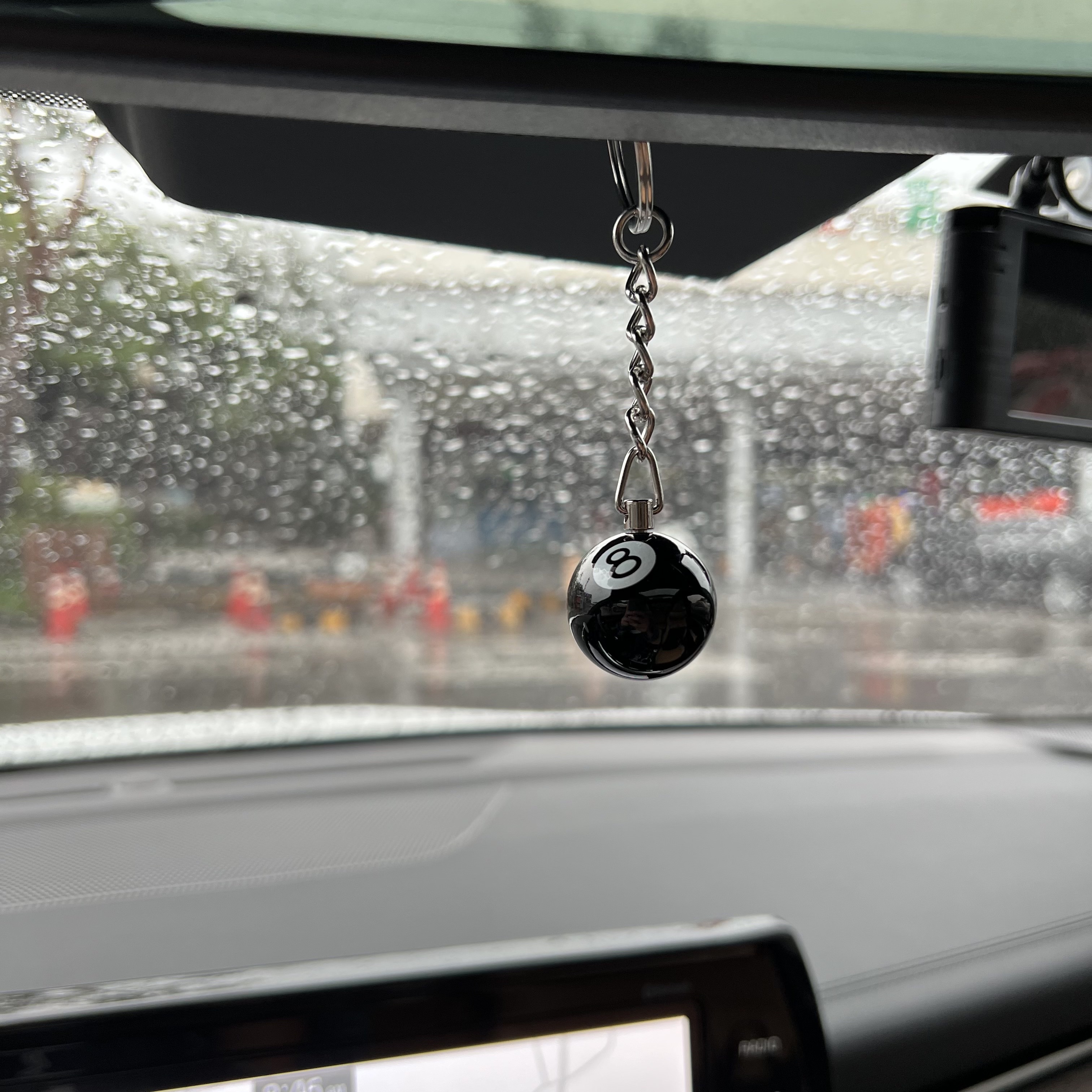 Stussy 8 Ball Keychain Black 착용 스타일