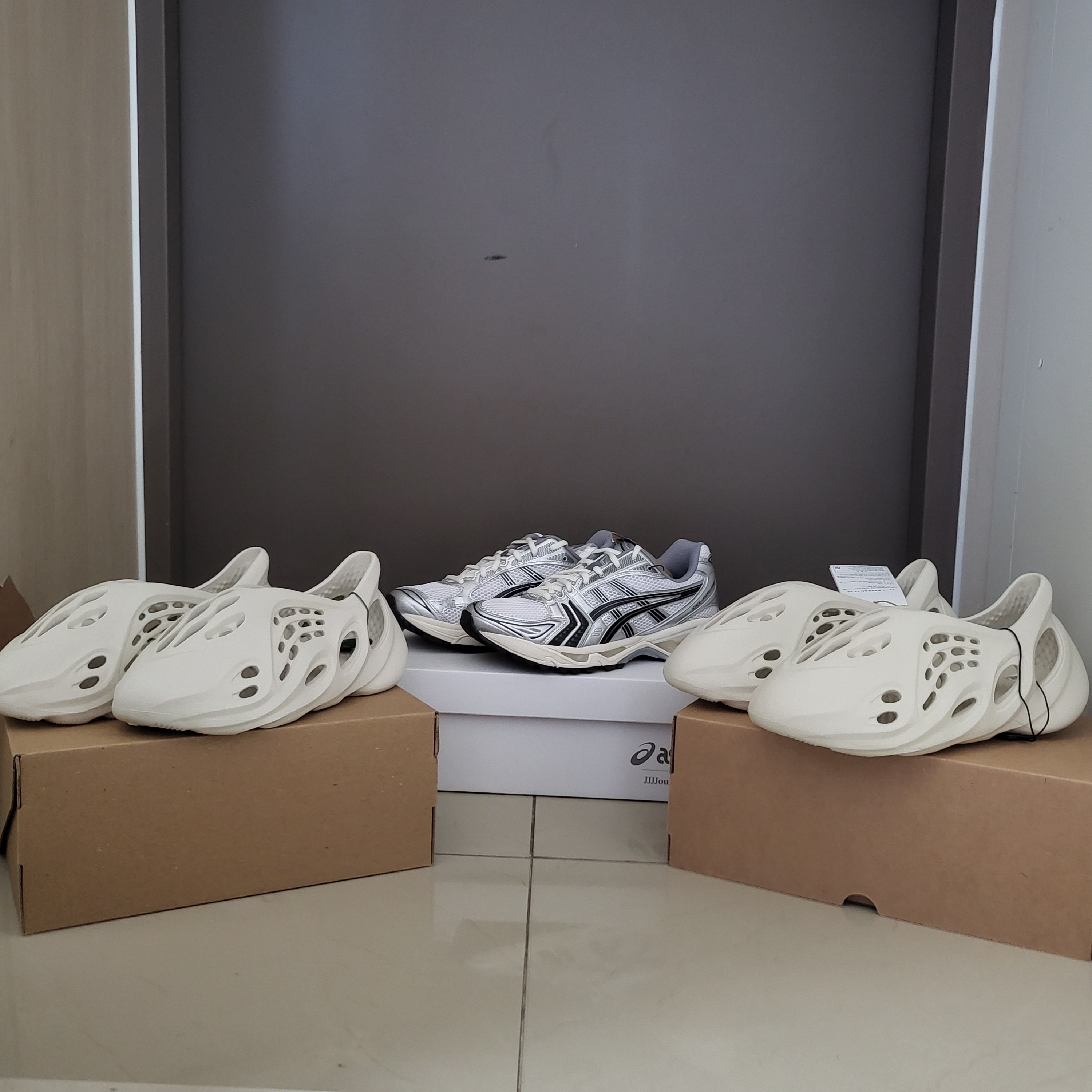 Asics x JJJJound Gel-Kayano 14 Silver Black, Adidas Yeezy Foam RNNR Ararat 착용 스타일 - 1