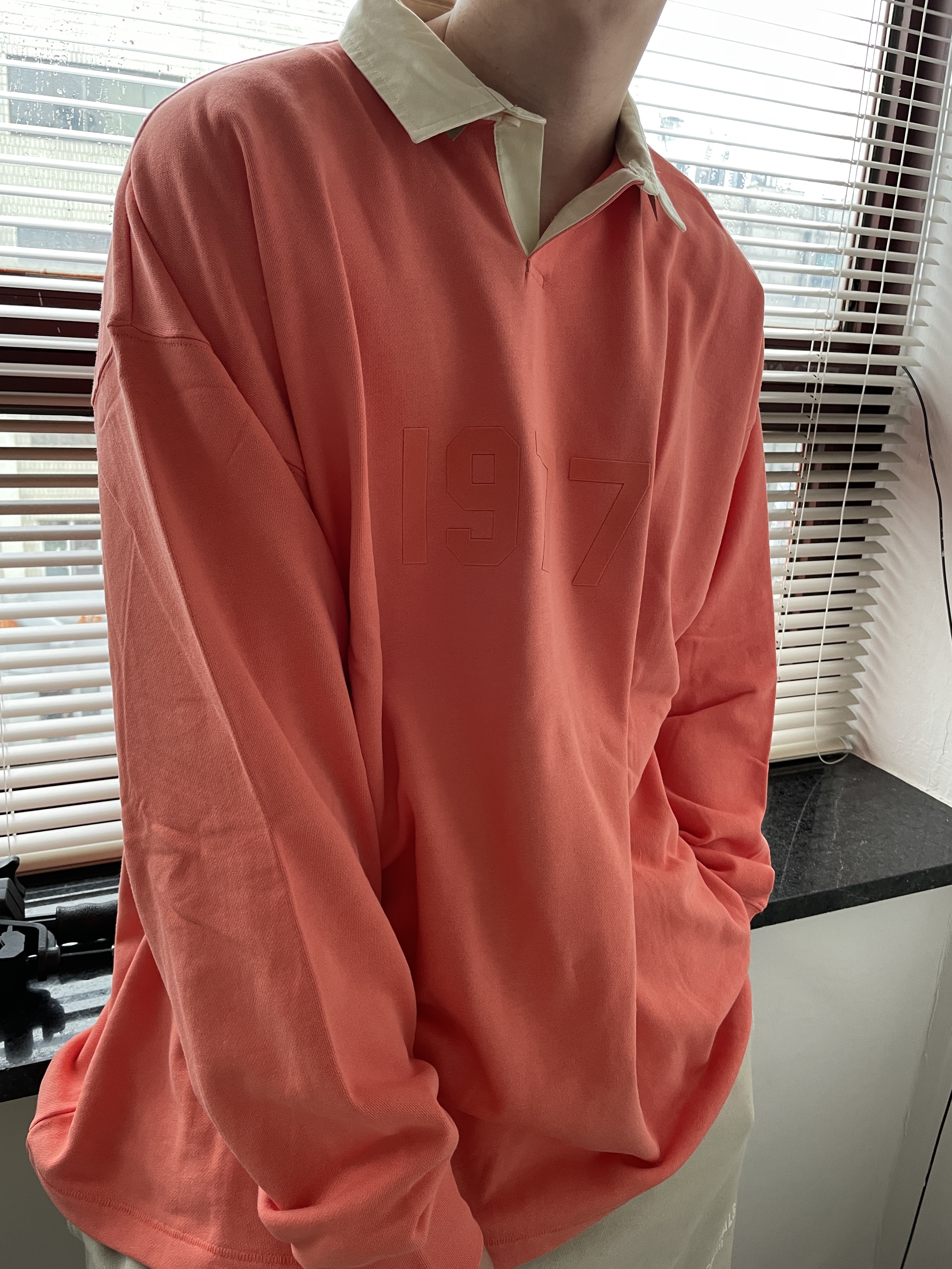 Essentials 1977 Henley Rugby Long Sleeve Polo Coral - 22FW 착용 스타일
