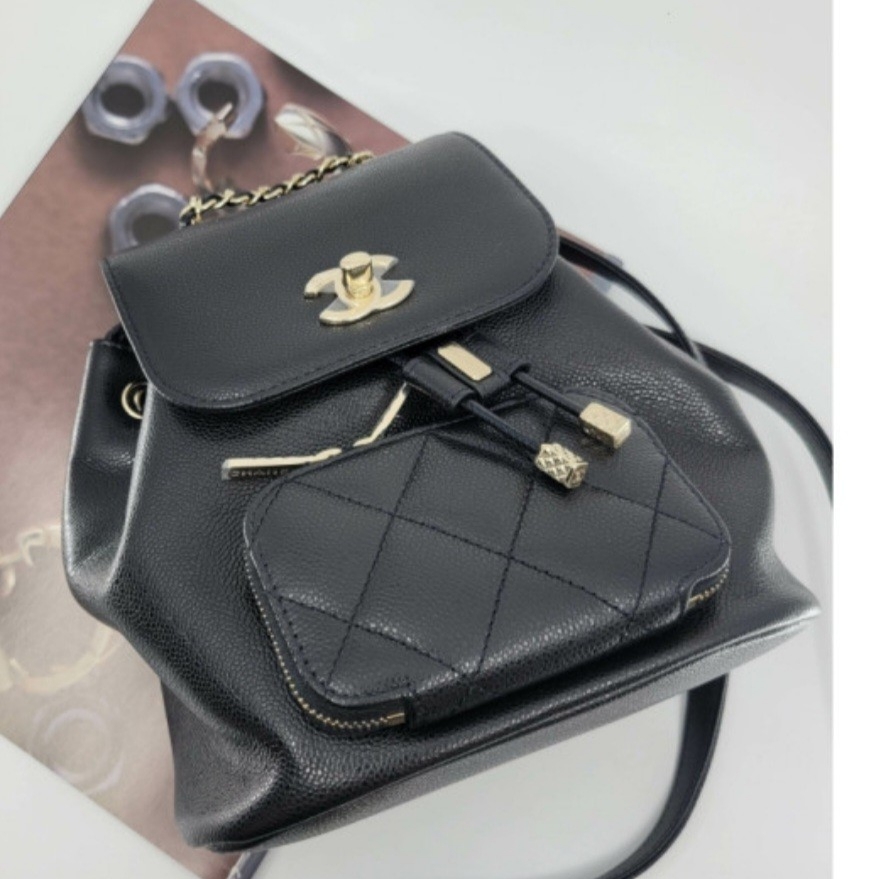 Chanel Small Backpack Grained Calfskin & Gold Black 착용 스타일 - 1
