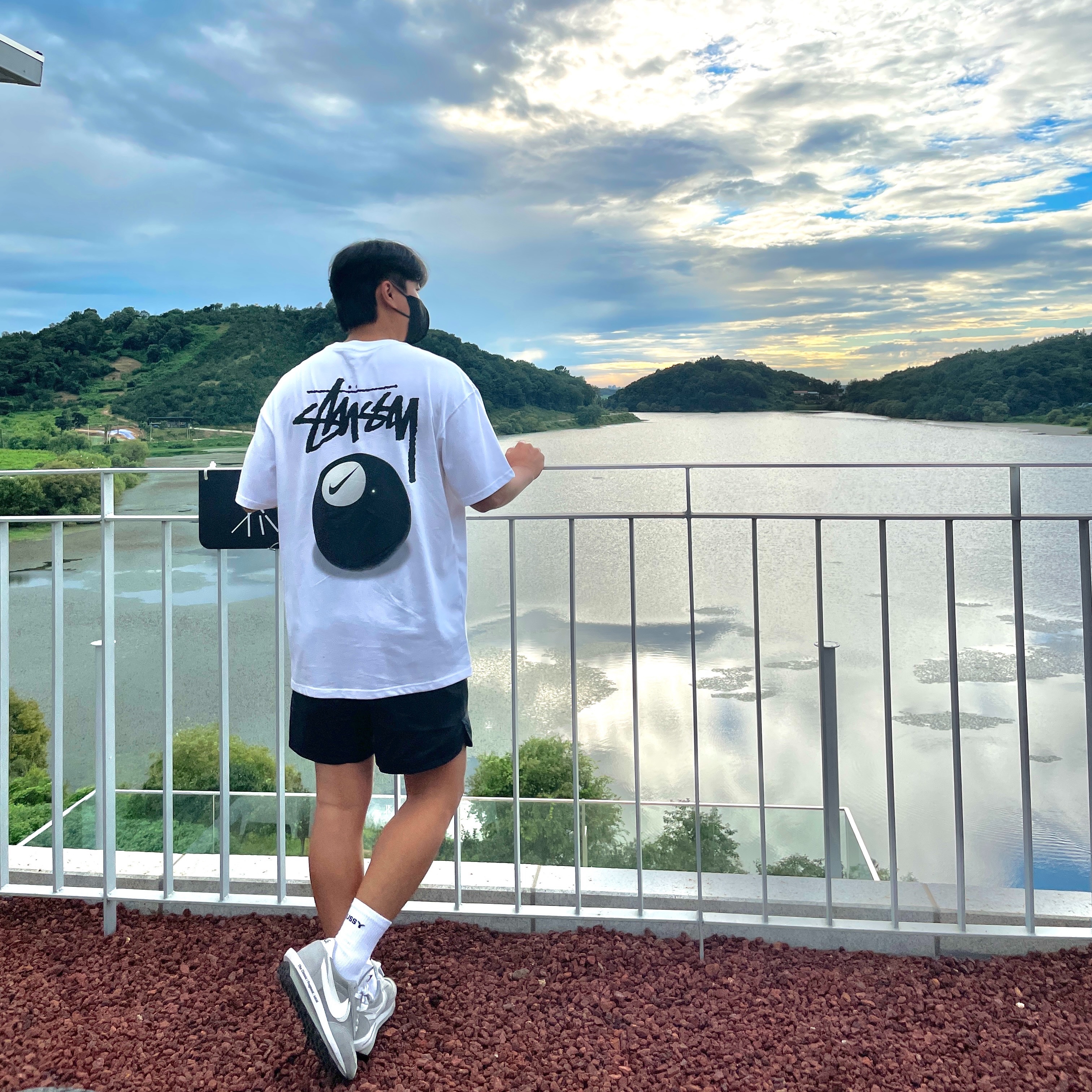 Nike x Stussy NRG FL SS 8 Ball T-Shirt White (DO9322-100), Nike x Stussy NRG Crew Socks White Black 착용 스타일