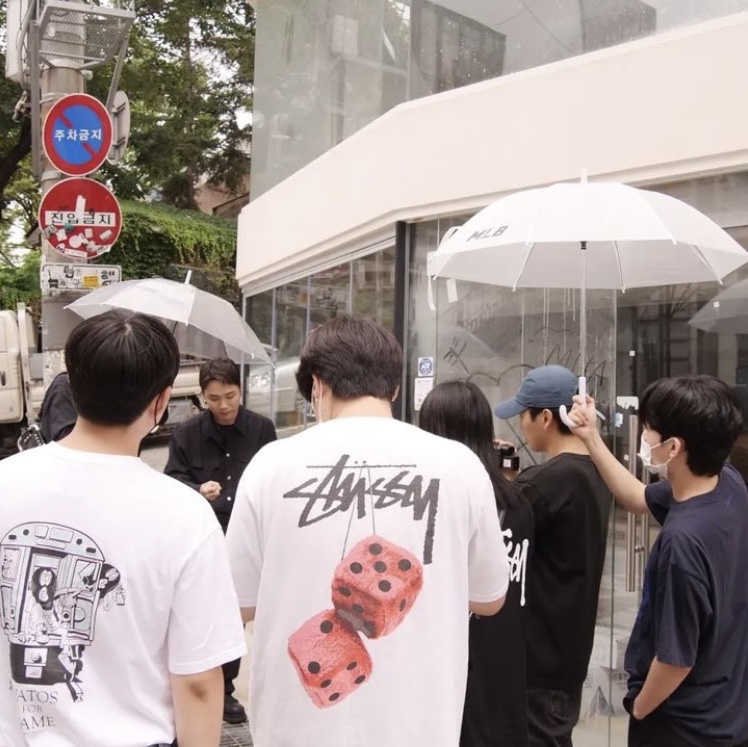Stussy Fuzzy Dice T-Shirt White, Stussy Basic Stussy T-Shirt Black 2022 착용 스타일