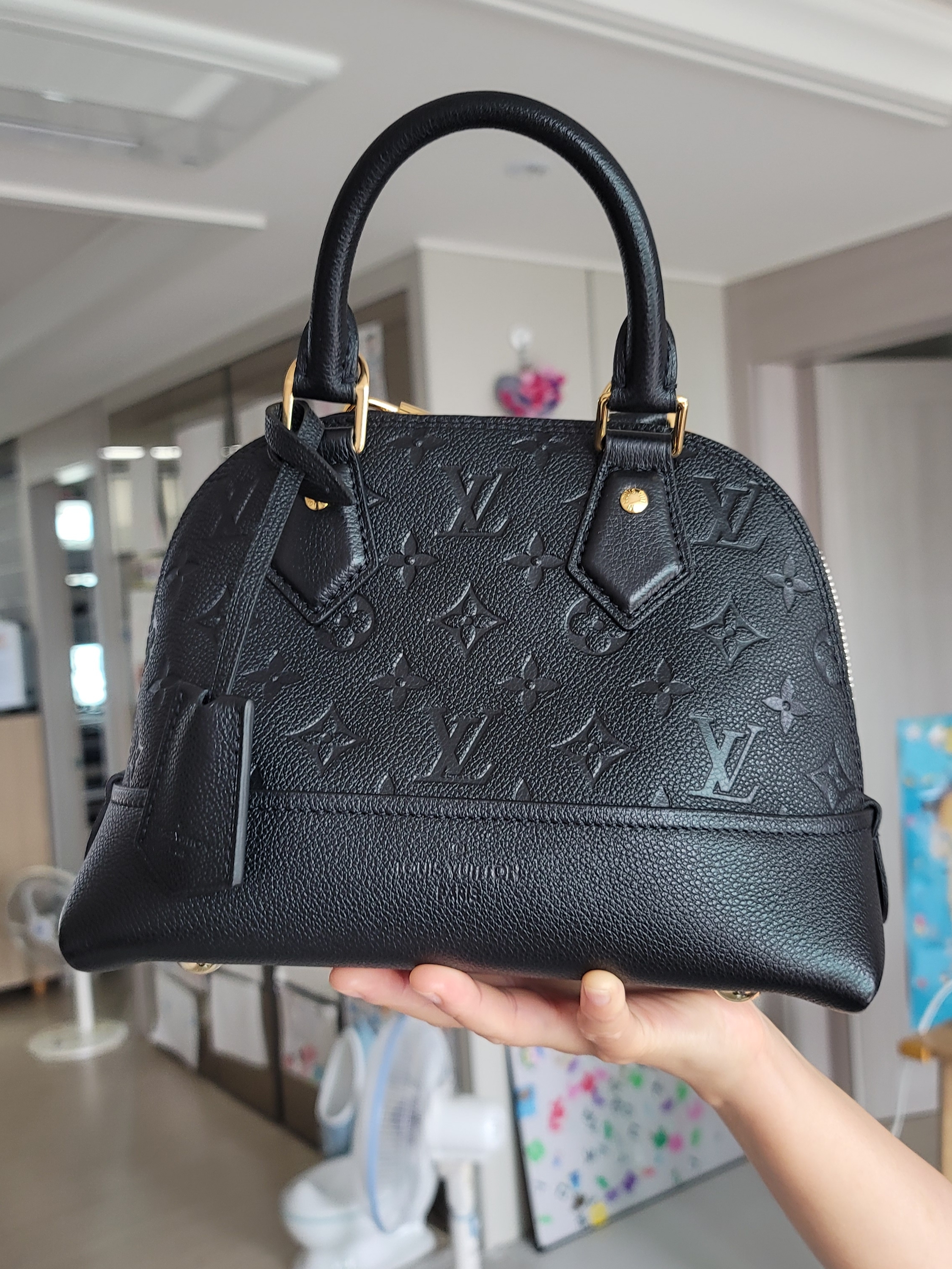 Louis Vuitton Alma BB Monogram 착용 스타일 - 2