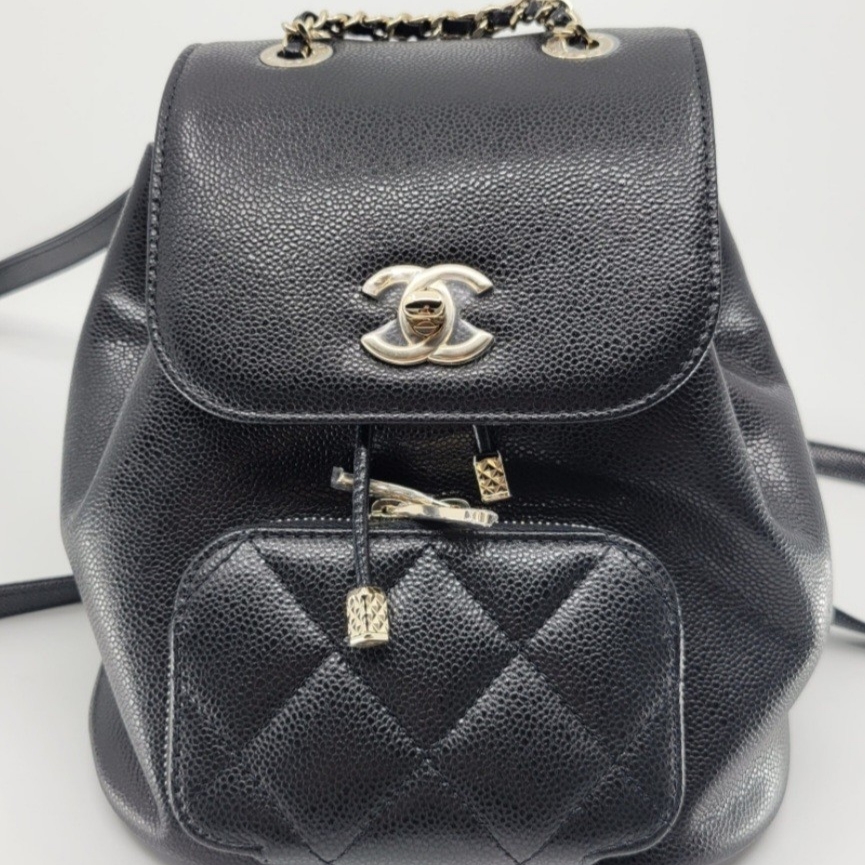 Chanel Small Backpack Grained Calfskin & Gold Black 착용 스타일 - 3