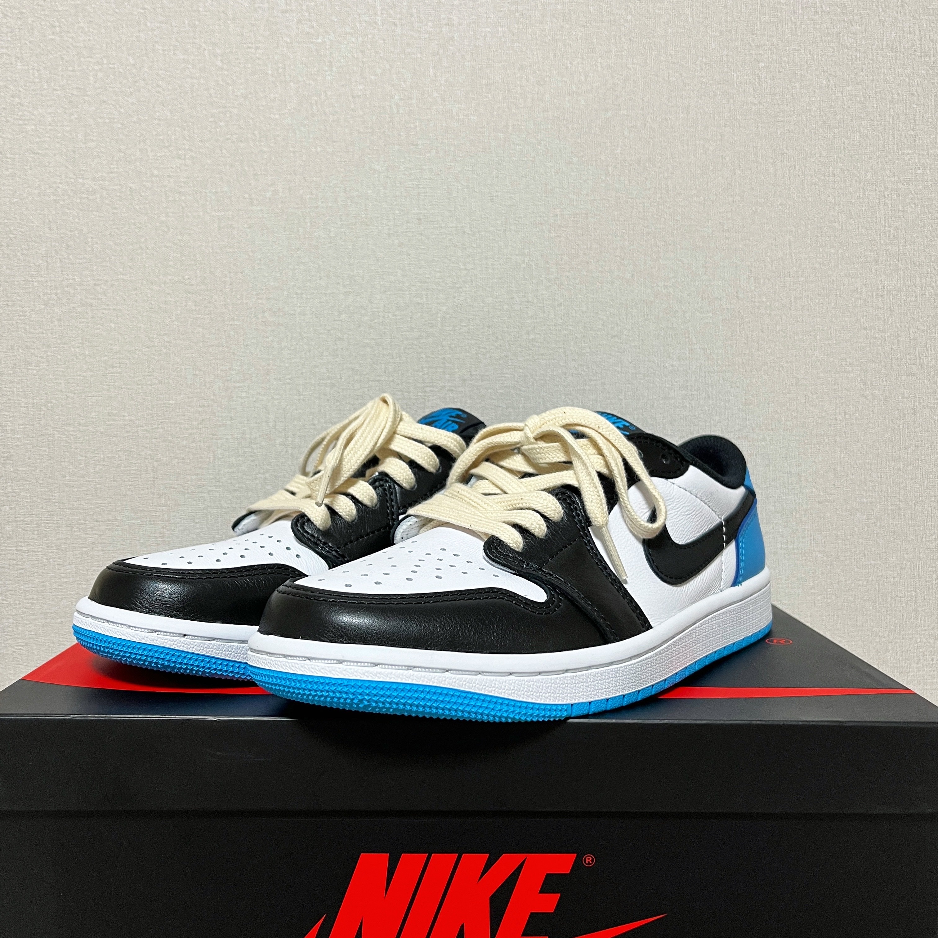 Jordan 1 Retro Low OG Black and Dark Powder Blue 착용 스타일 - 2