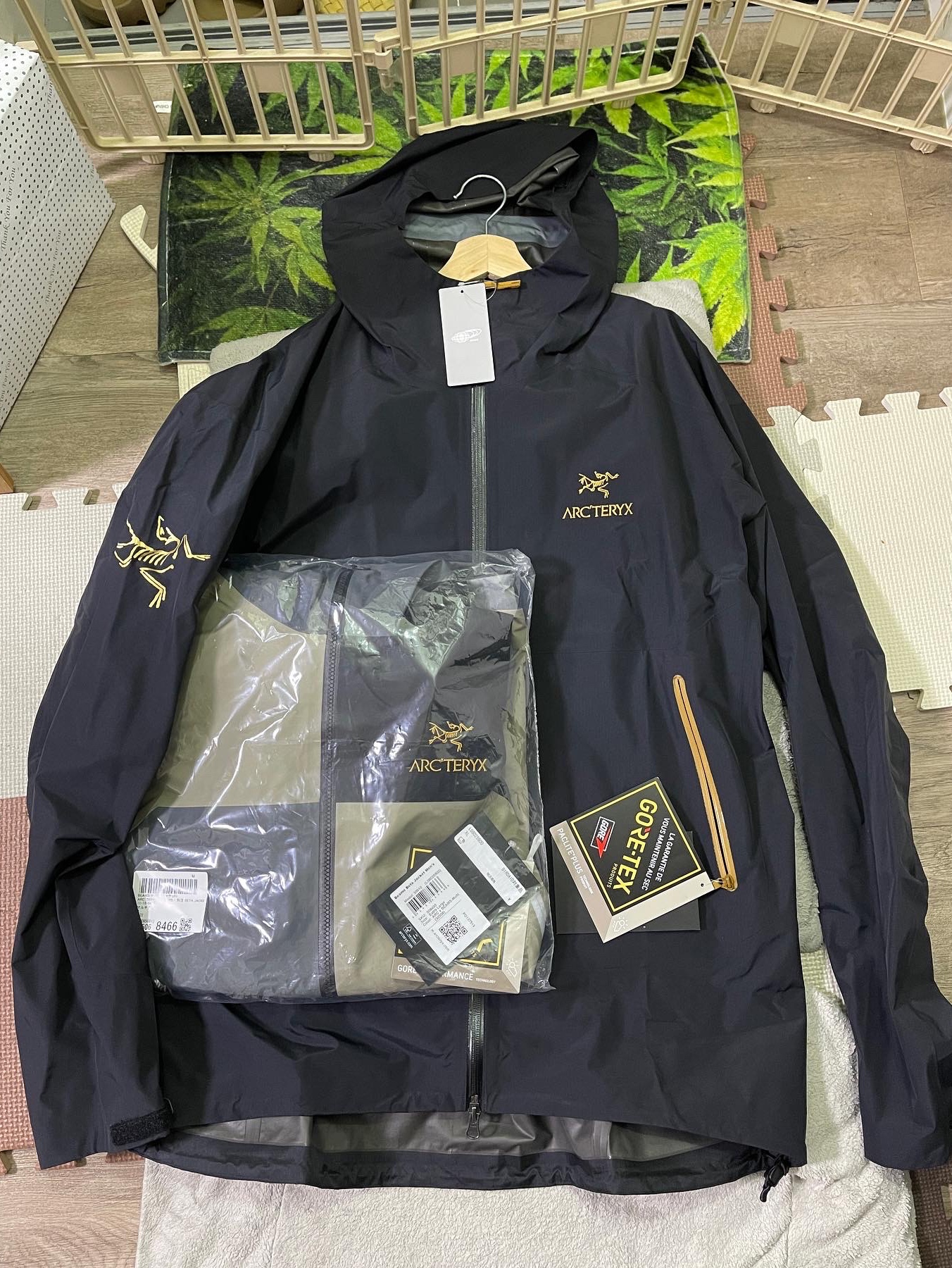 Arc'teryx x Beams Dimensions Beta Jacket Multi, Arc'teryx x Beams Zeta SL Jacket Black Gold 착용 스타일 - 1