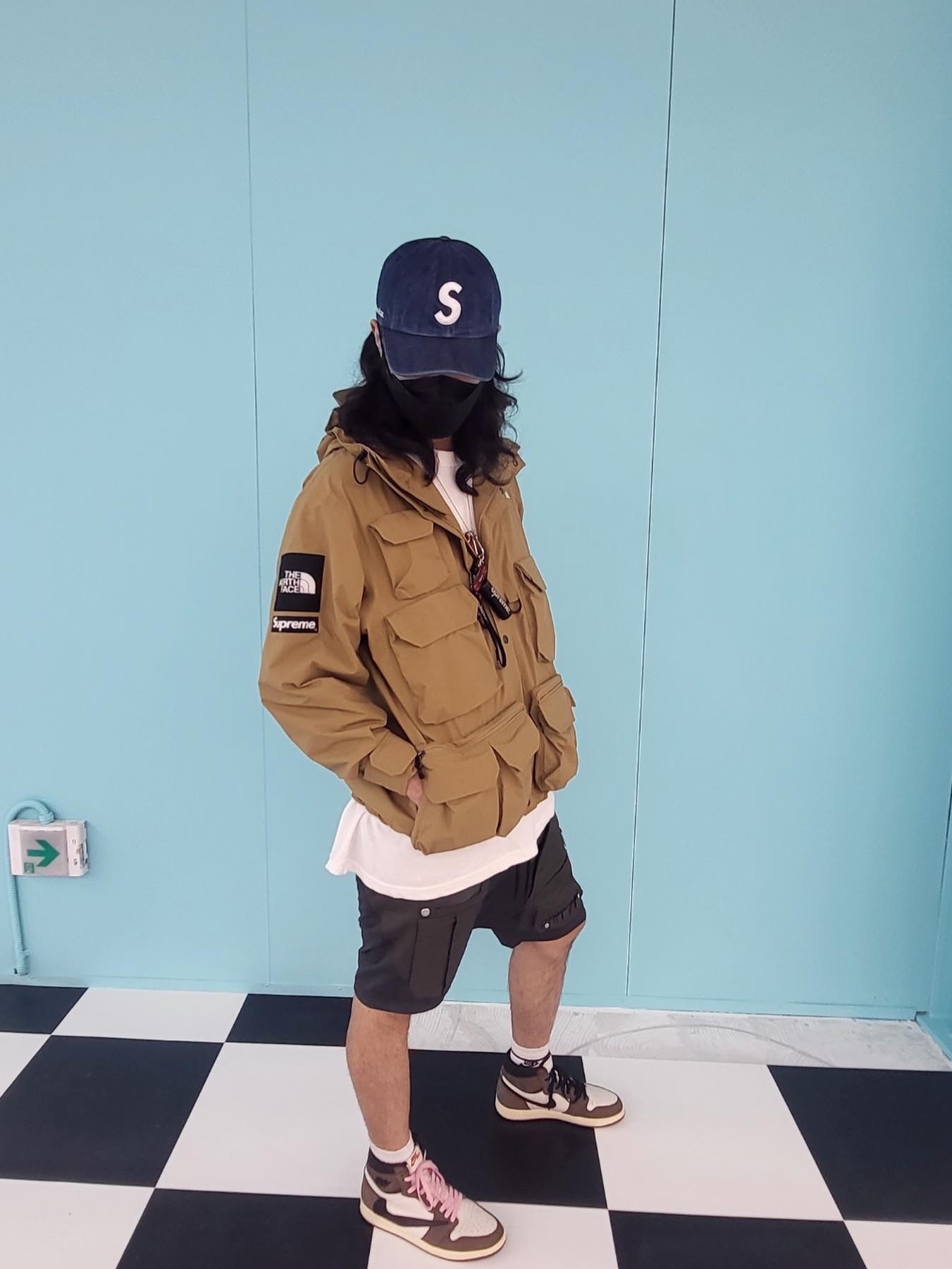 Supreme Kevlar Denim S Logo 6-Panel Indigo - 22SS, Supreme x The North Face Cargo Jacket Gold - 20SS 착용 스타일 - 1