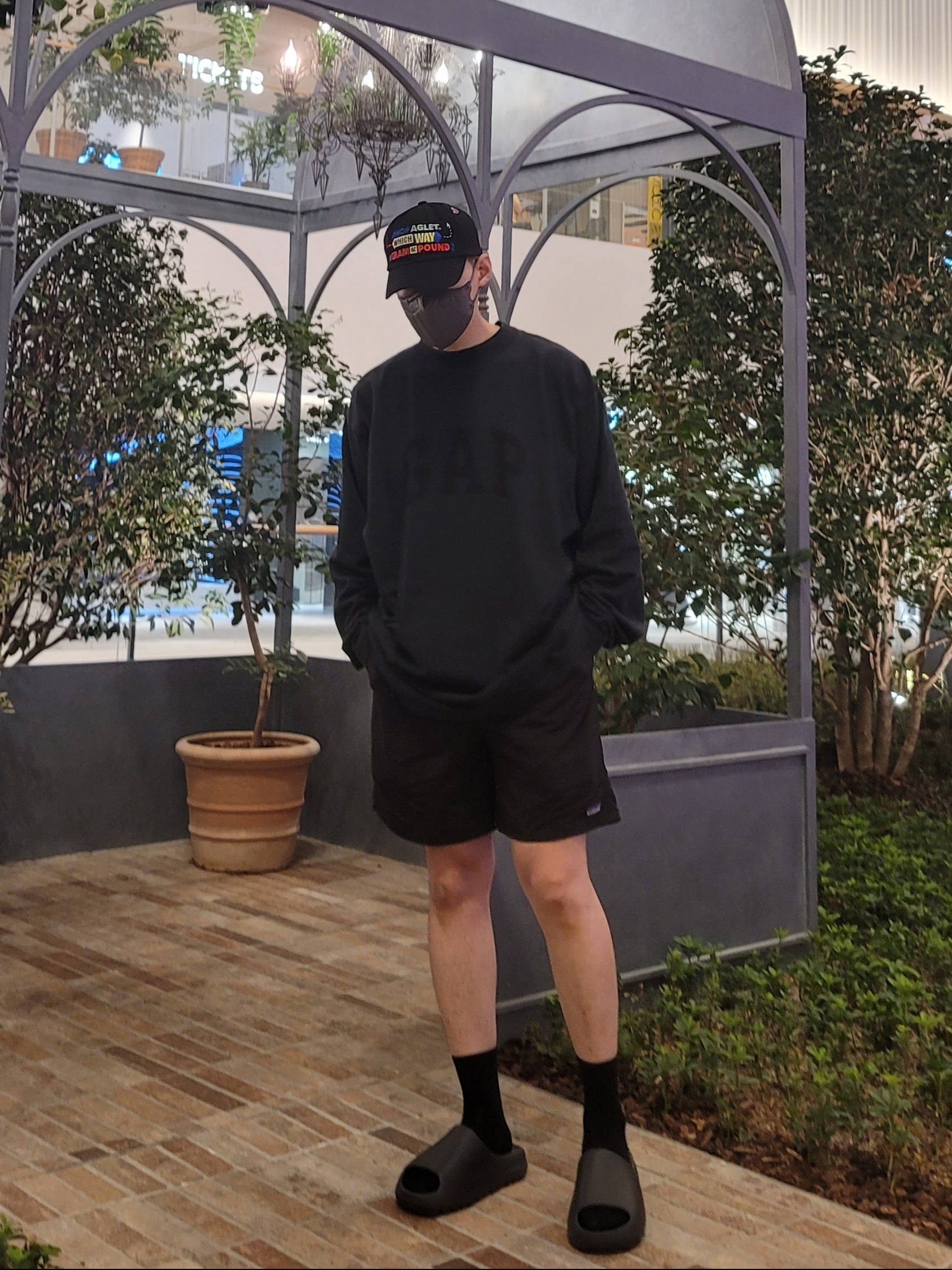 Yeezy Gap Engineered By Balenciaga Dove Long Sleeve T-Shirt Washed Black, Adidas Yeezy Slide Onyx 착용 스타일