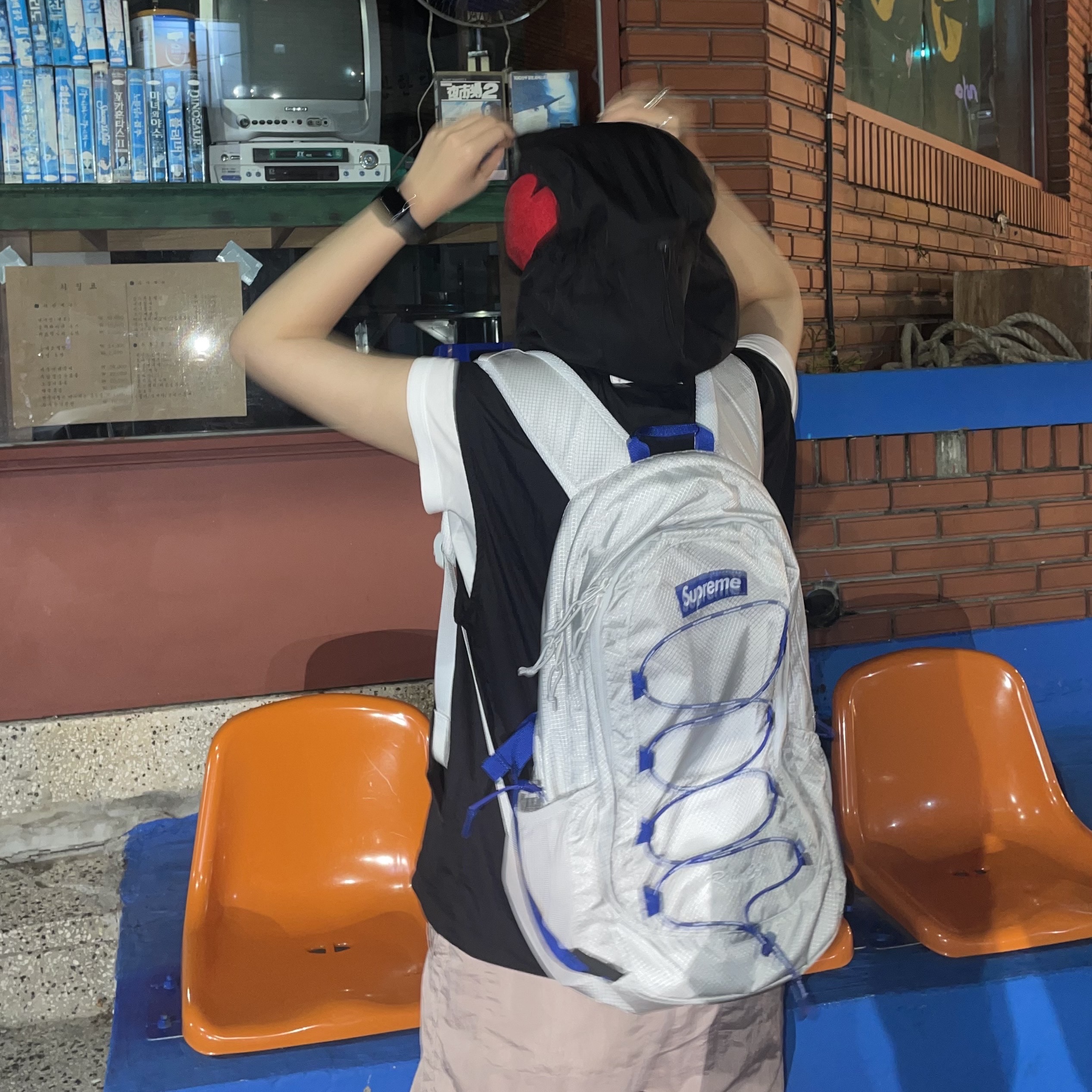 Supreme Backpack Silver - 22SS 착용 스타일 - 1