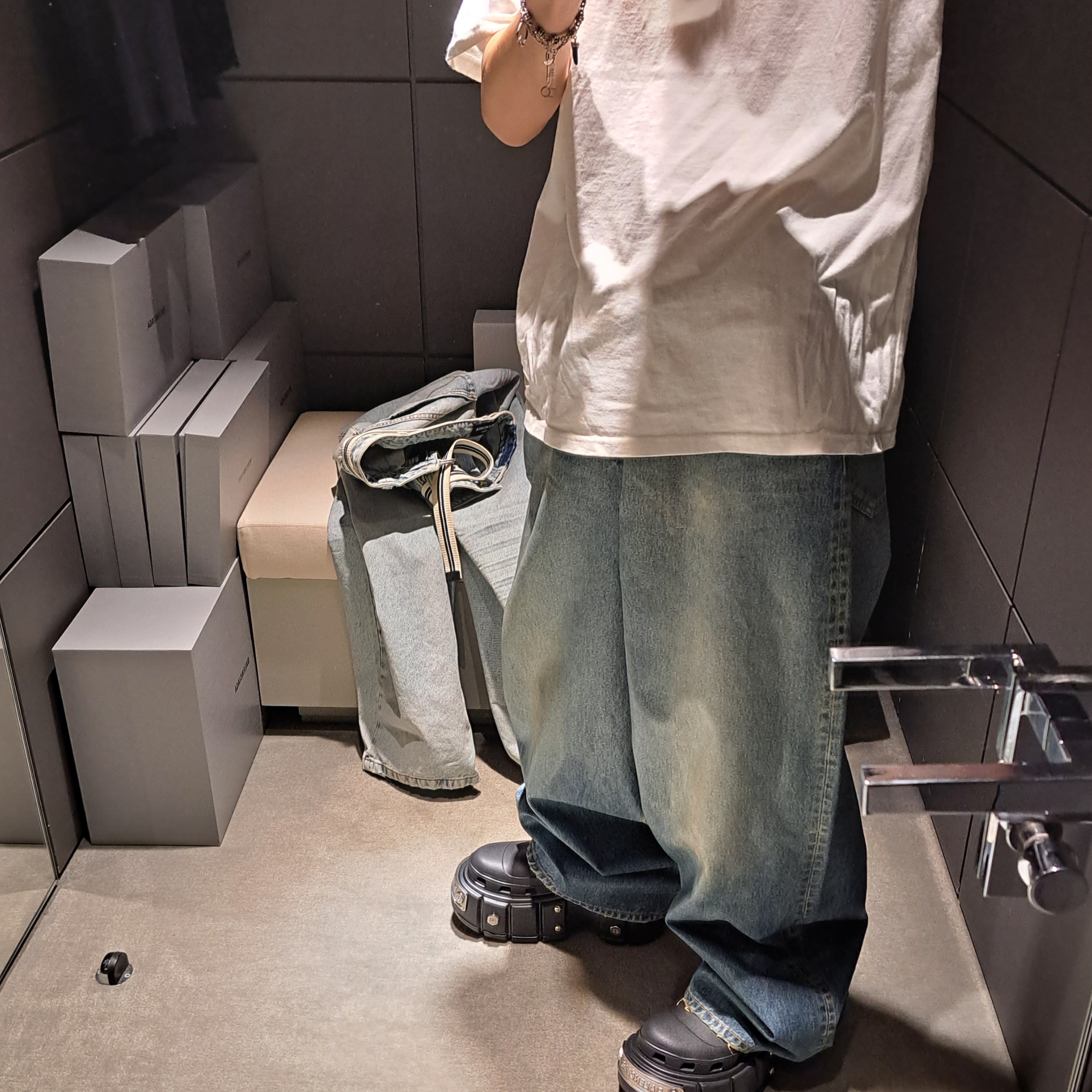 Balenciaga x Crocs Hardcrocs Slide Black, Balenciaga Large Baggy Jeans in Blue Coated Soft Denim 착용 스타일