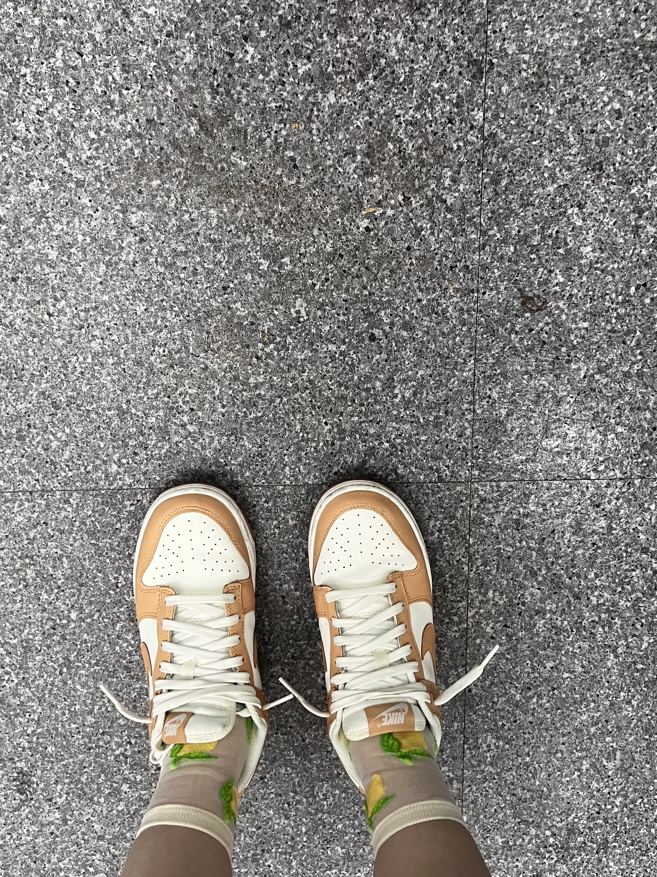 (W) Nike Dunk Low Harvest Moon, Chanel Small Classic Vanity with Chain Grained Calfskin & Gold White 착용 스타일 - 2