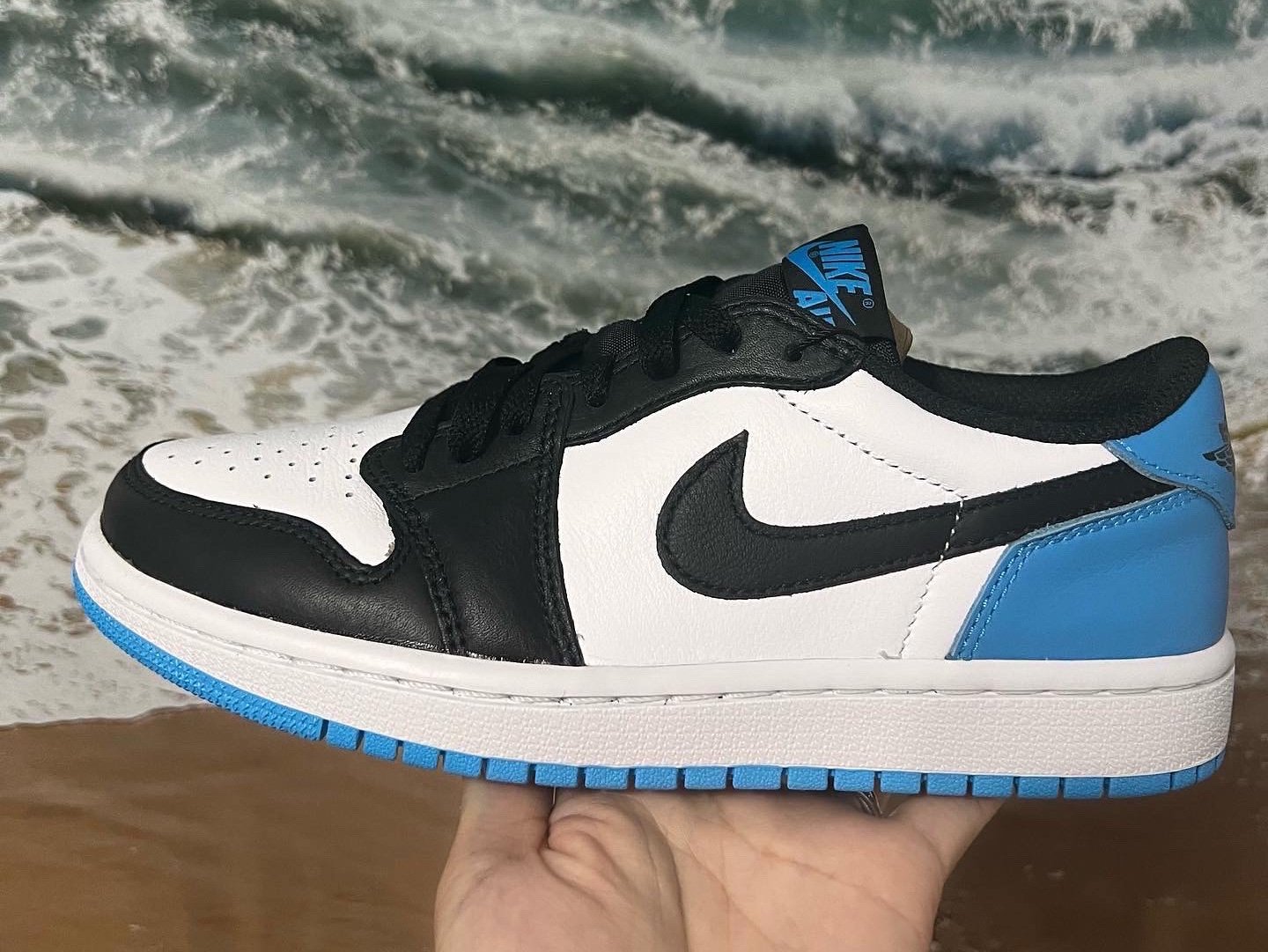 (W) Jordan 1 Retro Low OG Black and Dark Powder Blue 착용 스타일 - 1