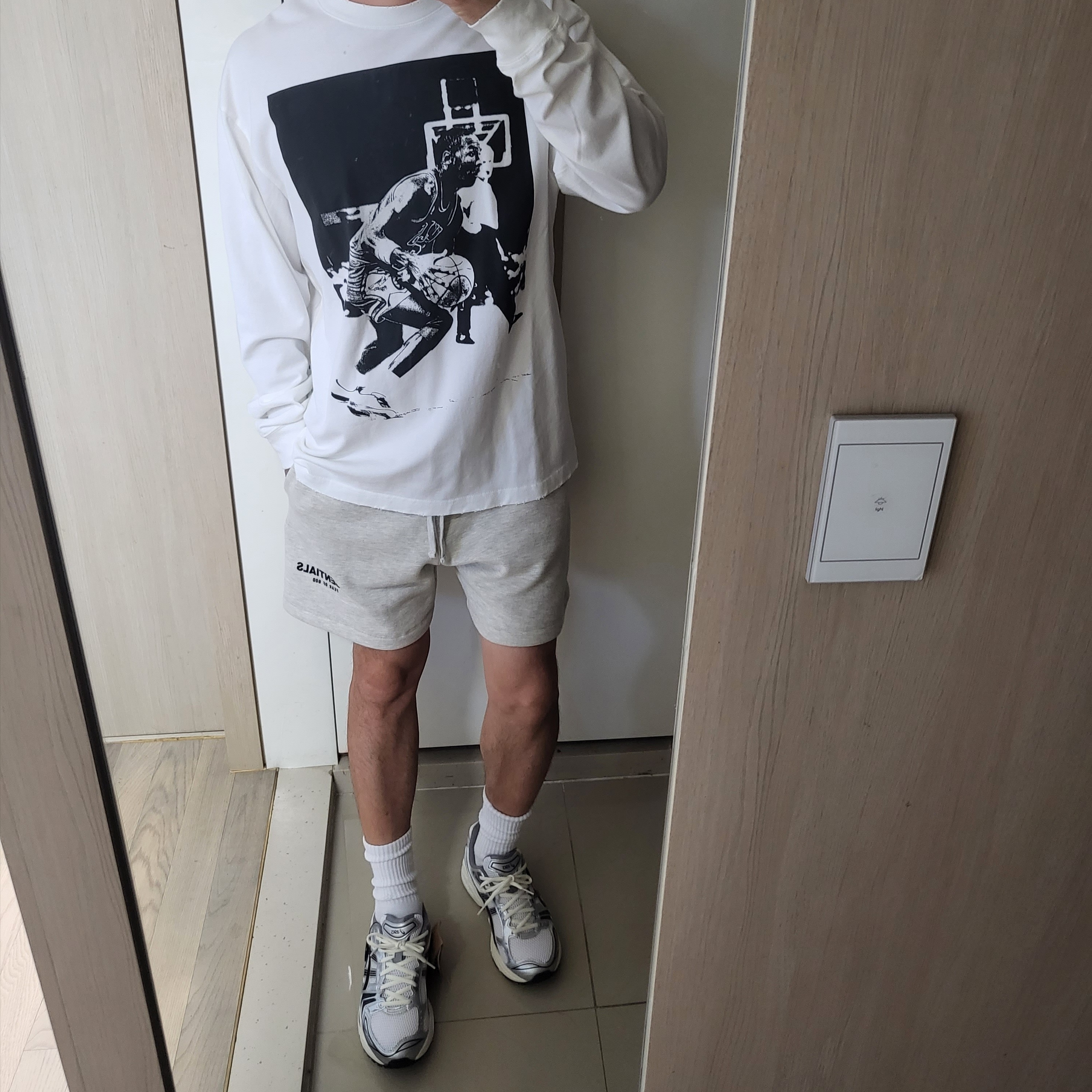 Essentials The Core Collection Sweatshorts Light Oatmeal, Yeezy Gap Engineered By Balenciaga Dove Long Sleeve T-Shirt Washed Black 착용 스타일 - 1