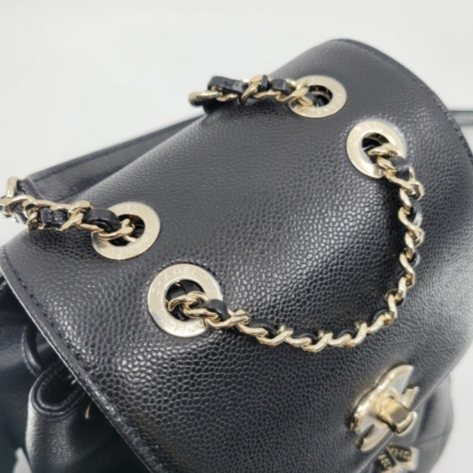 Chanel Small Backpack Grained Calfskin & Gold Black 착용 스타일 - 2