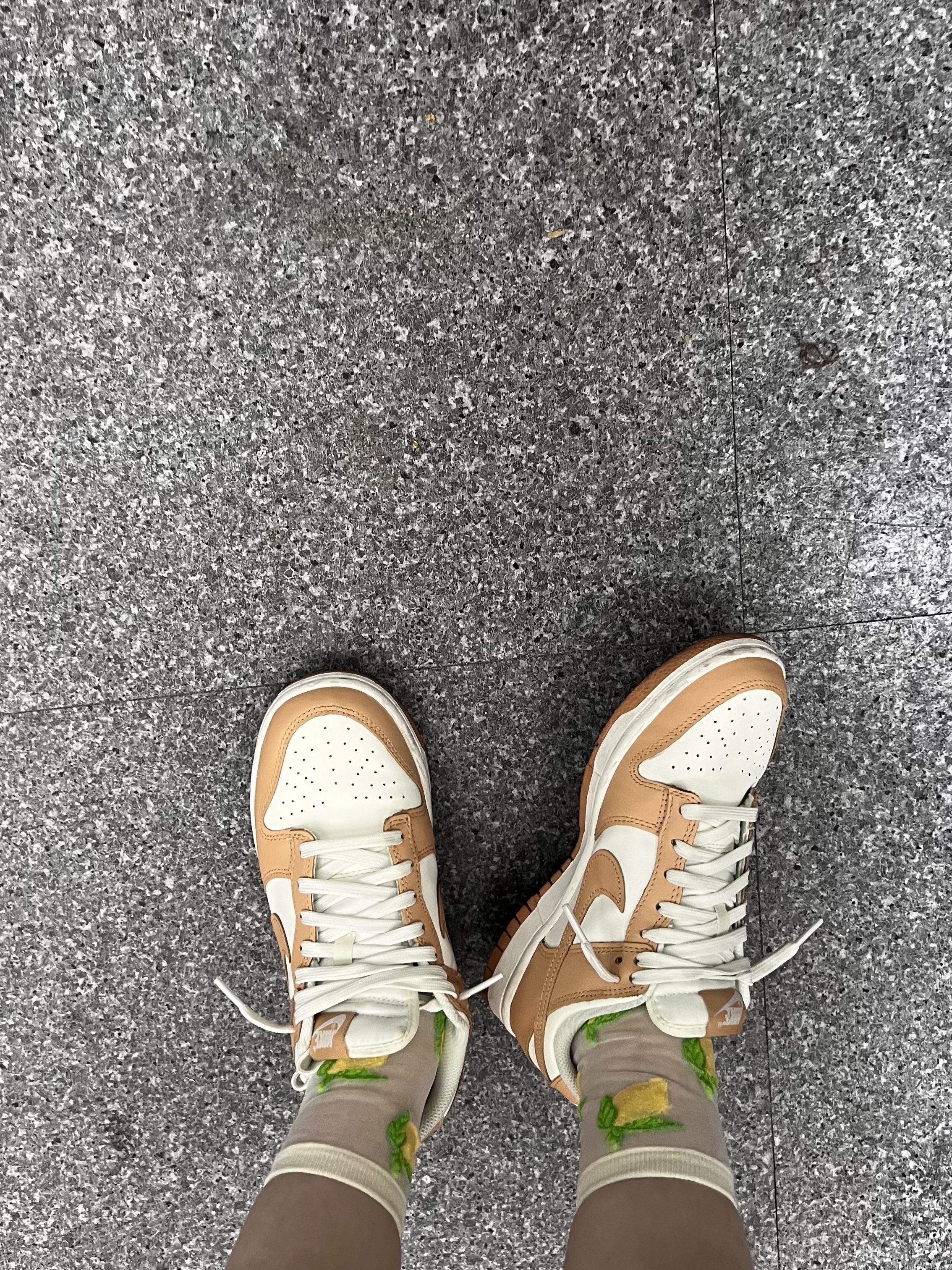 (W) Nike Dunk Low Harvest Moon, Chanel Small Classic Vanity with Chain Grained Calfskin & Gold White 착용 스타일 - 3