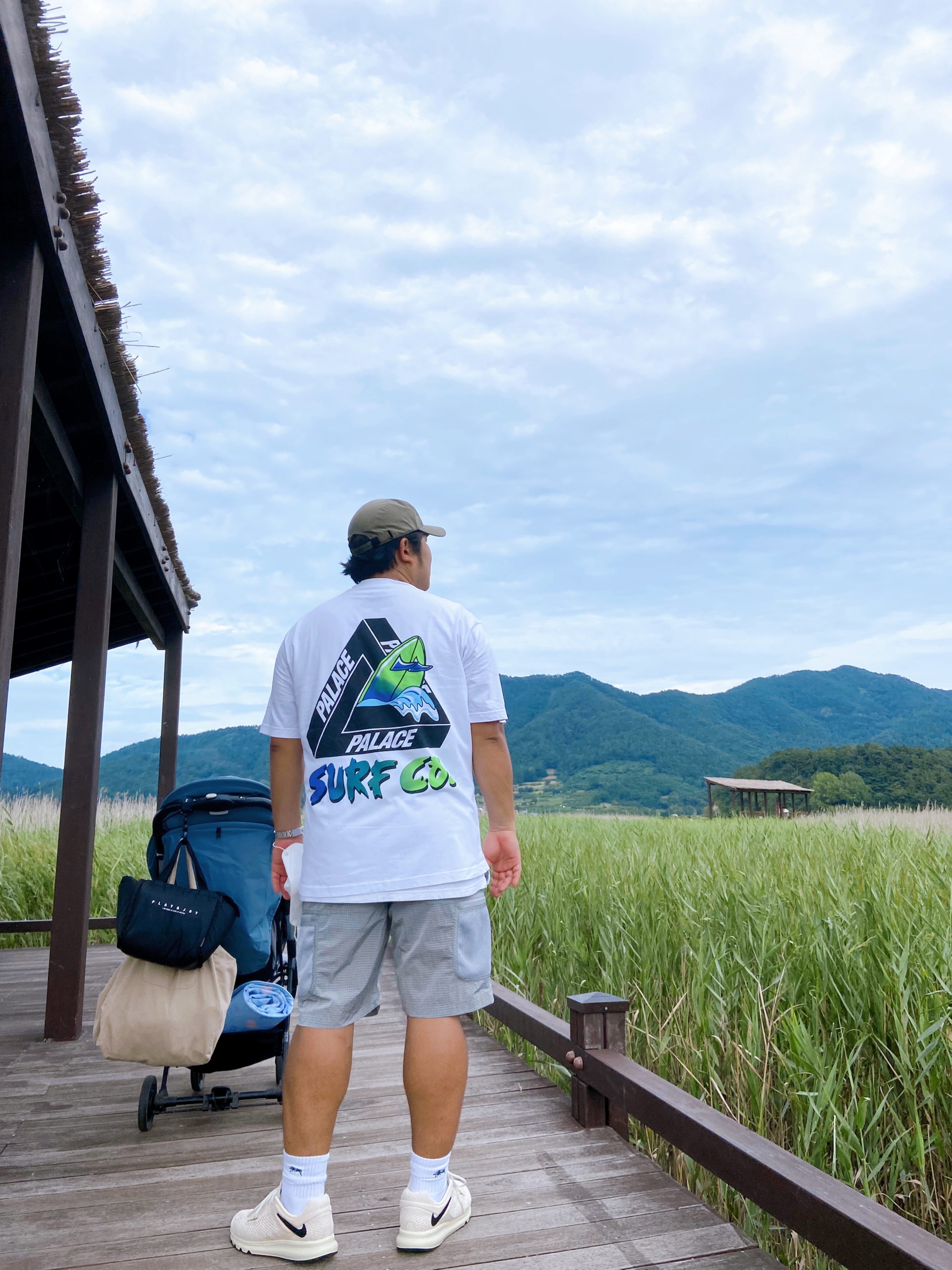 Palace Tri-Surf Co T-Shirt White - 22SS, Palace Mesh Pocket Shell Shorts Grey - 21SS 착용 스타일 - 1