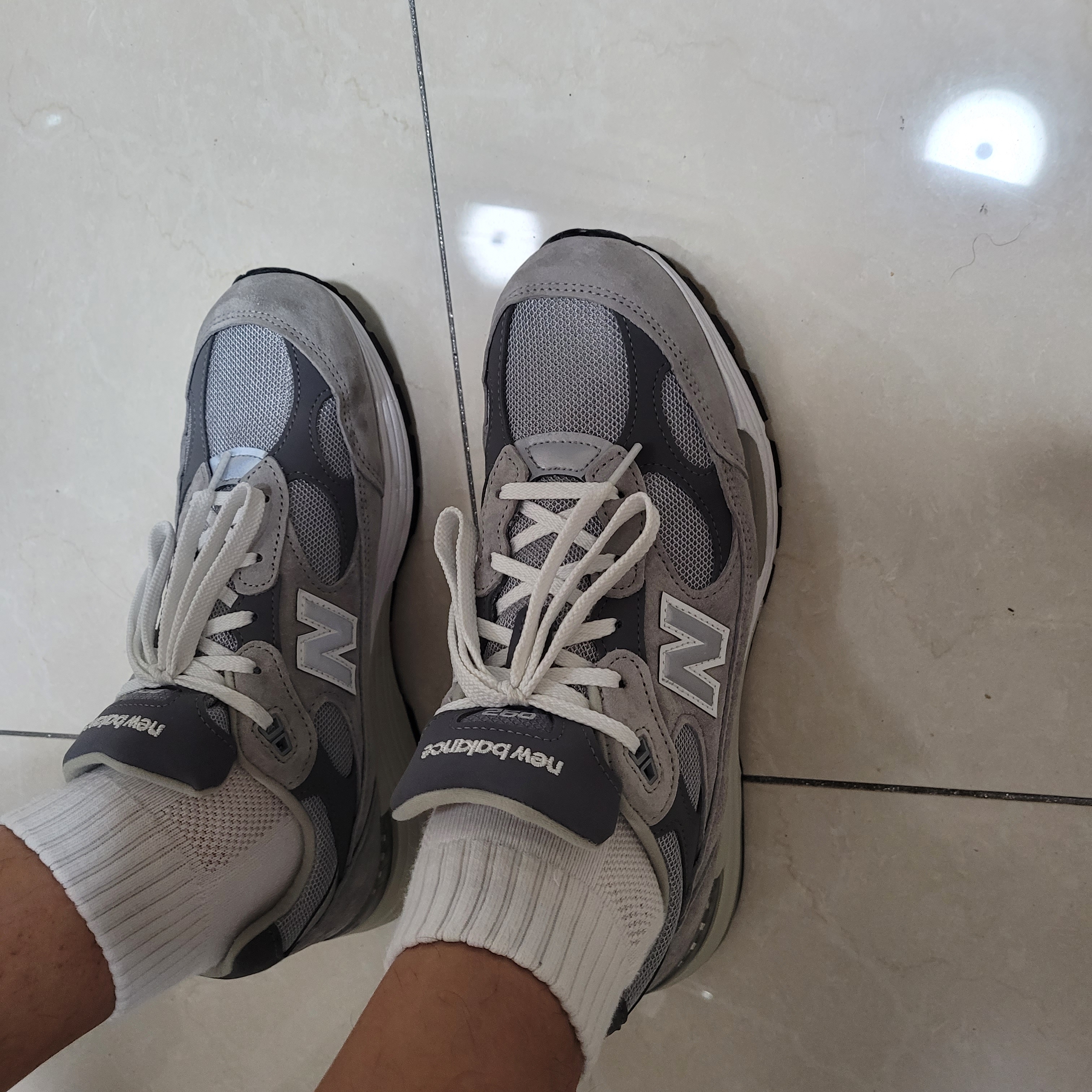 New Balance 992 Made in USA Grey - D Standard, Golden Goose Dad-Star Sneakers White Silver 착용 스타일 - 3