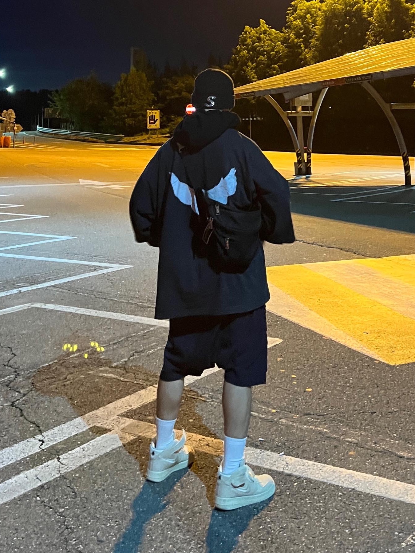 Yeezy Gap Engineered By Balenciaga Dove 3/4 Sleeve T-Shirt Washed Black, Nike x Stussy Air Force 1 '07 Mid SP Fossil 착용 스타일 - 3