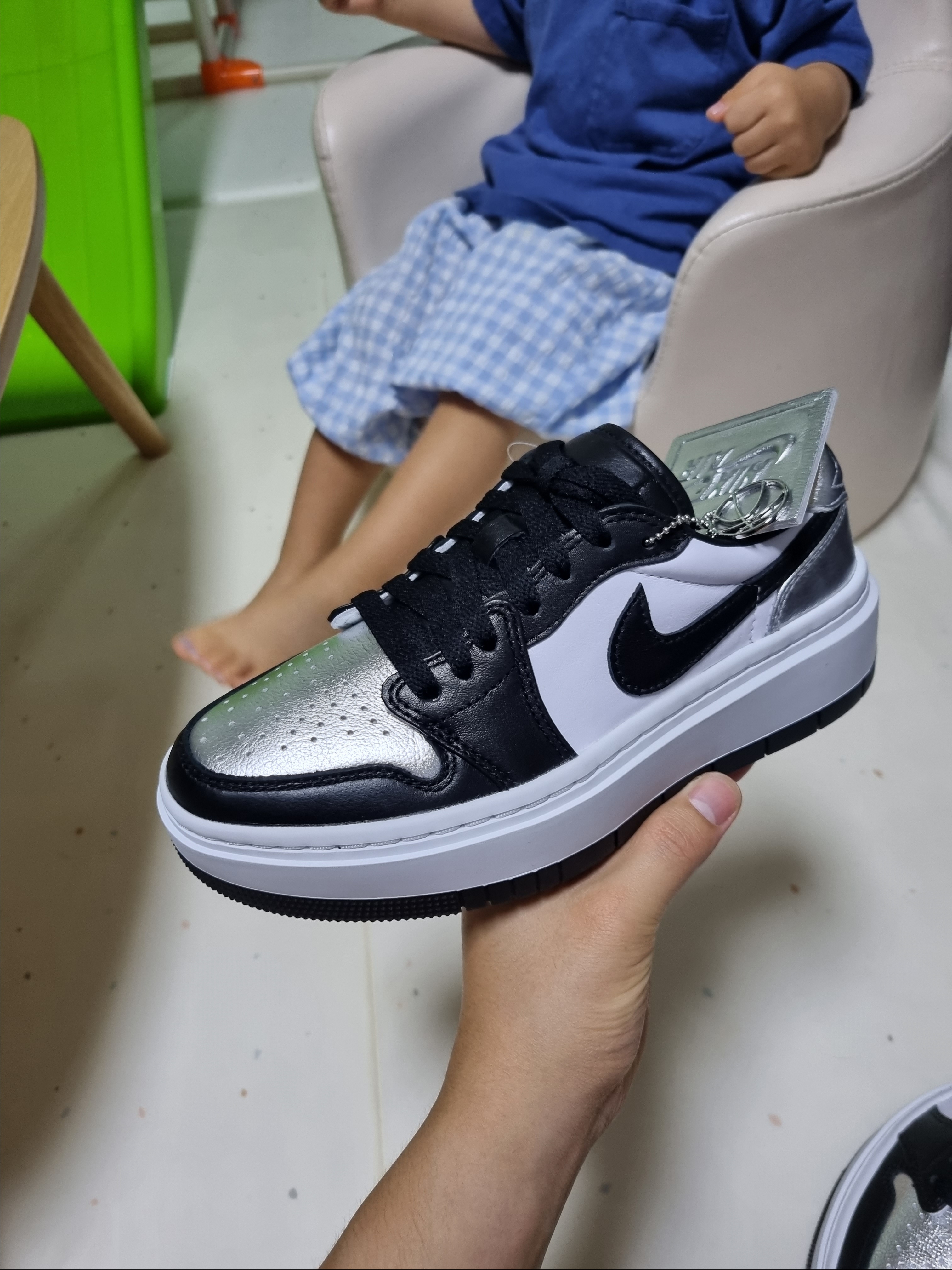 (W) Jordan 1 Elevate Low SE Metallic Silver 착용 스타일 - 2