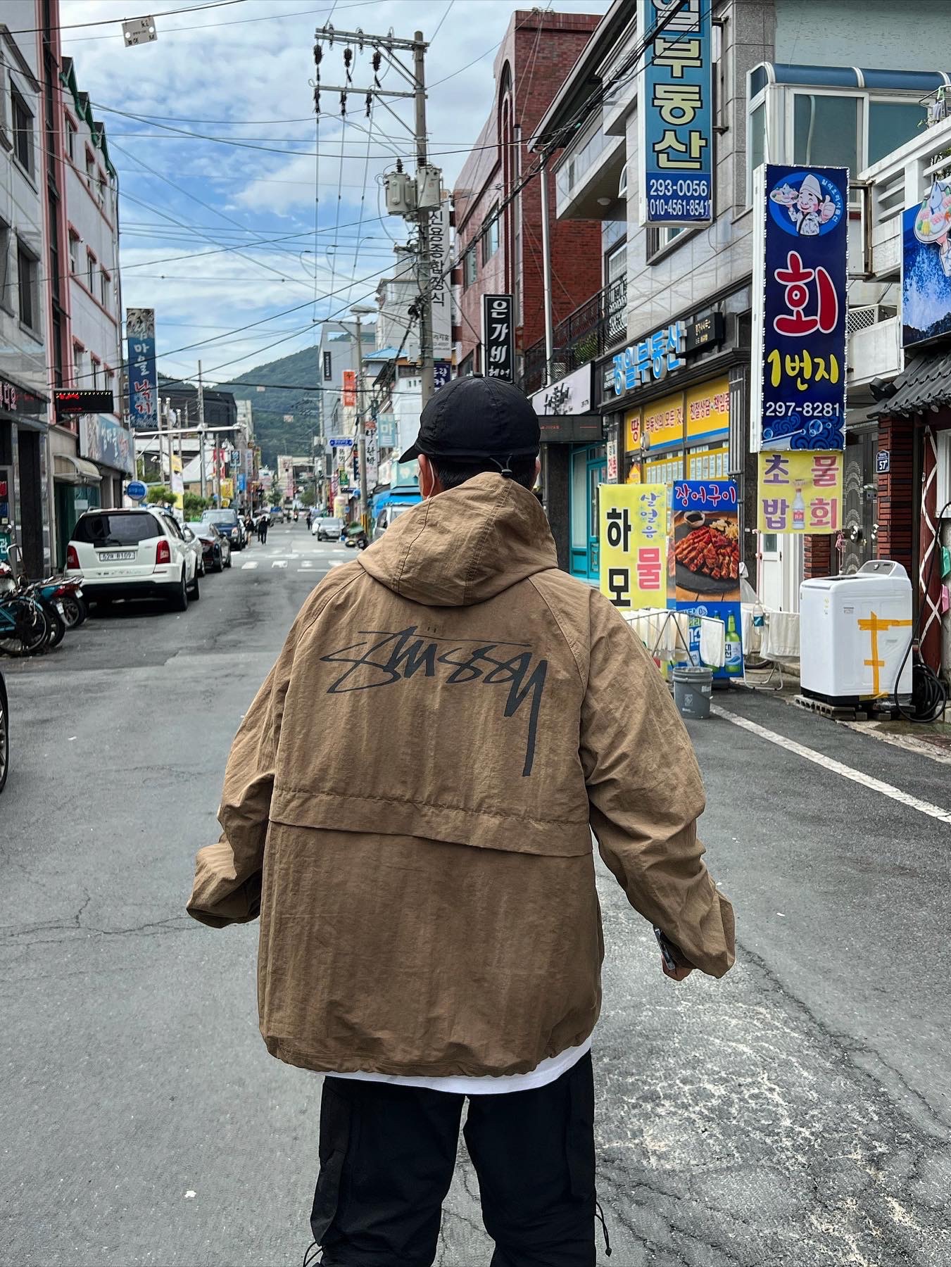 Stussy Wave Dye Beach Shell Jacket Brown, Jordan 1 Retro High Rookie of the Year 착용 스타일 - 2